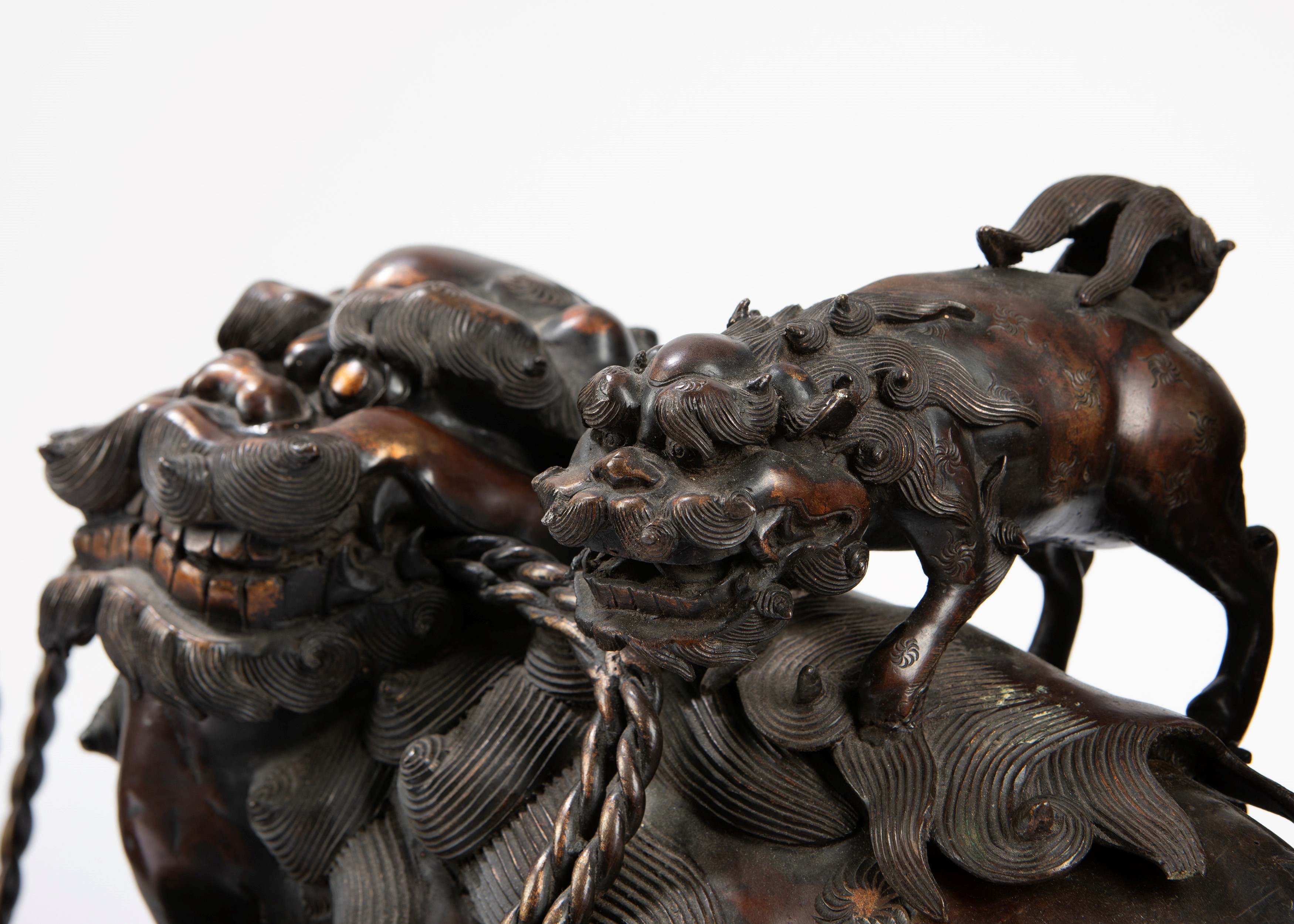 Due grandi incensieri in bronzo con coperchio