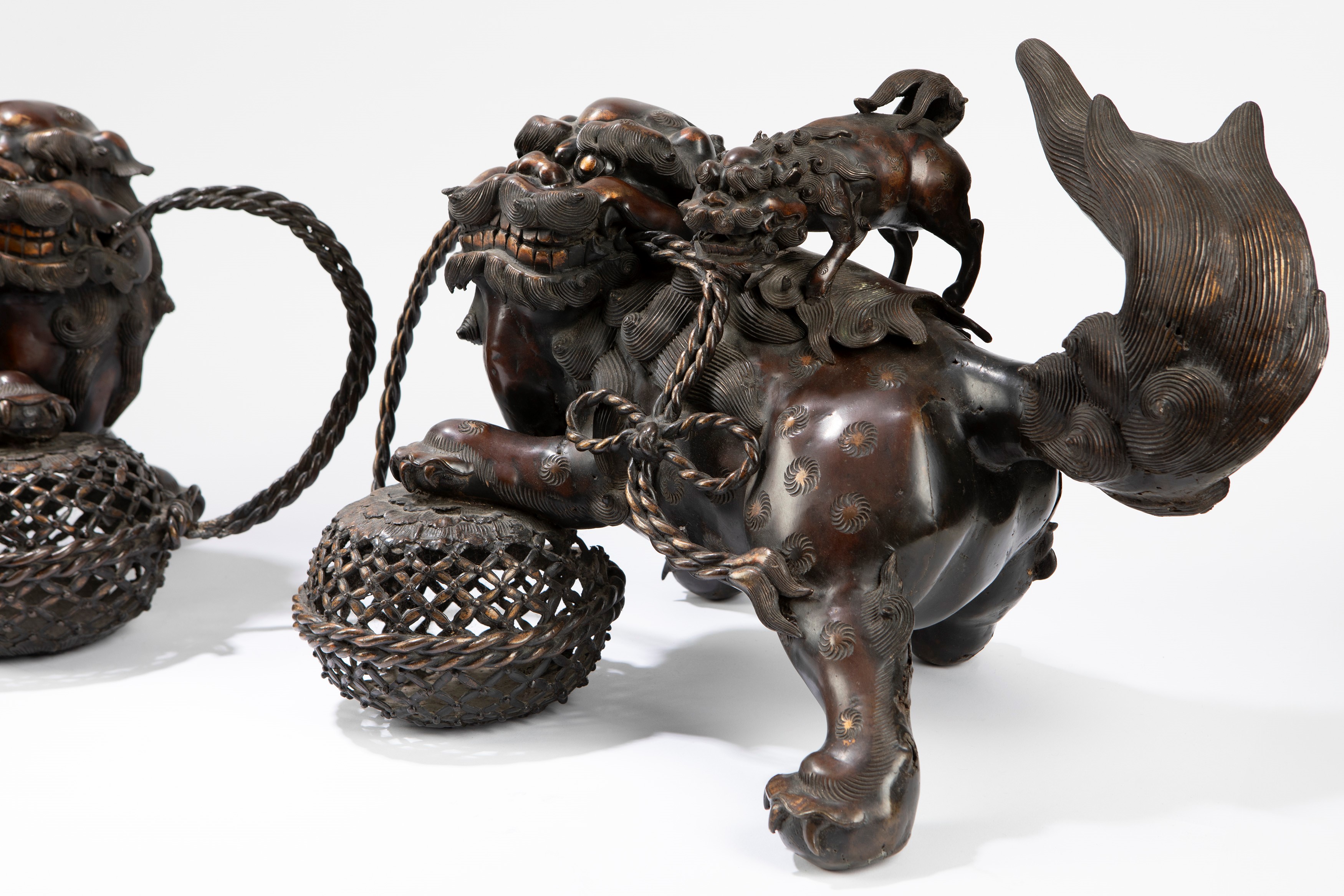 Due grandi incensieri in bronzo con coperchio