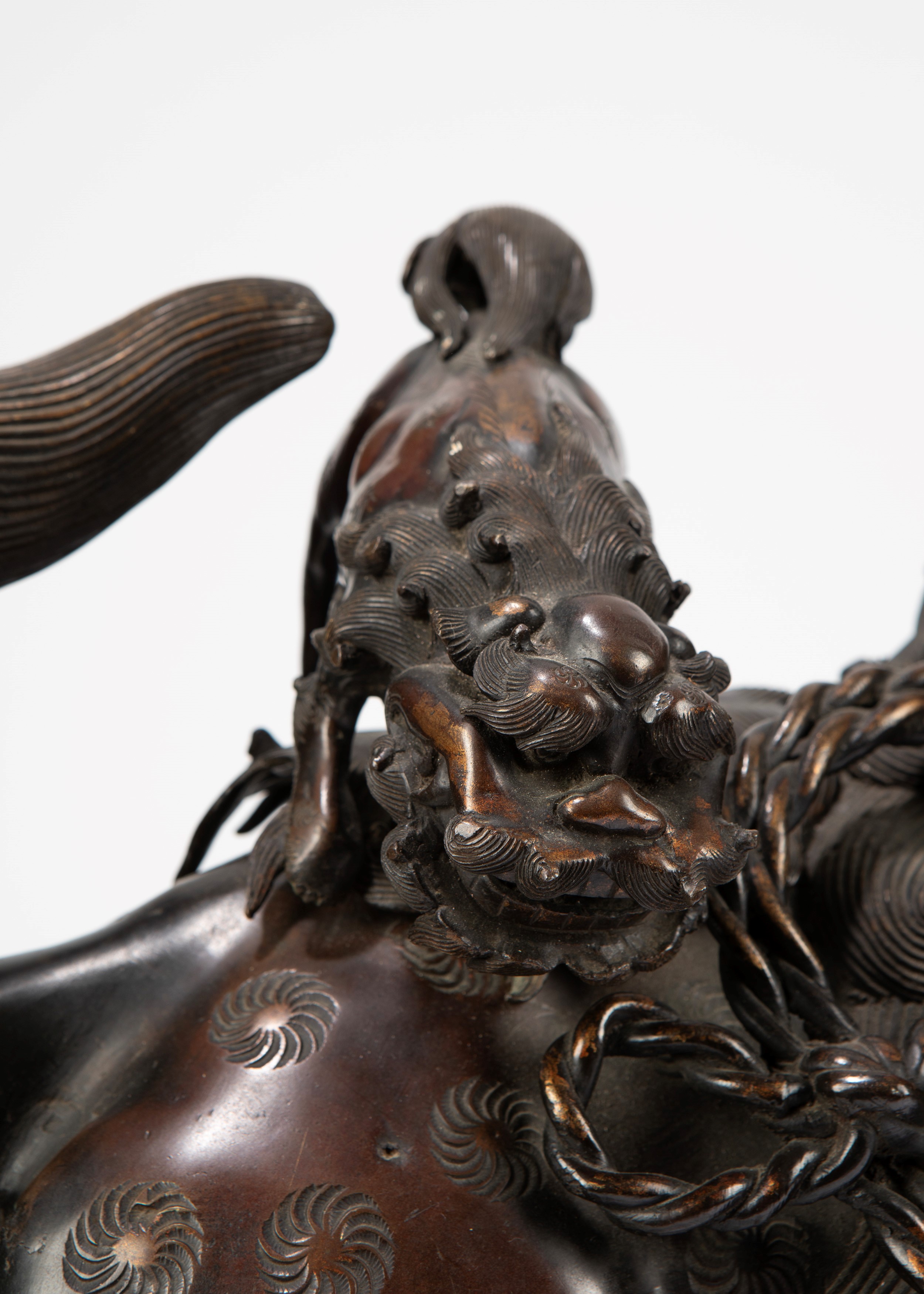 Due grandi incensieri in bronzo con coperchio