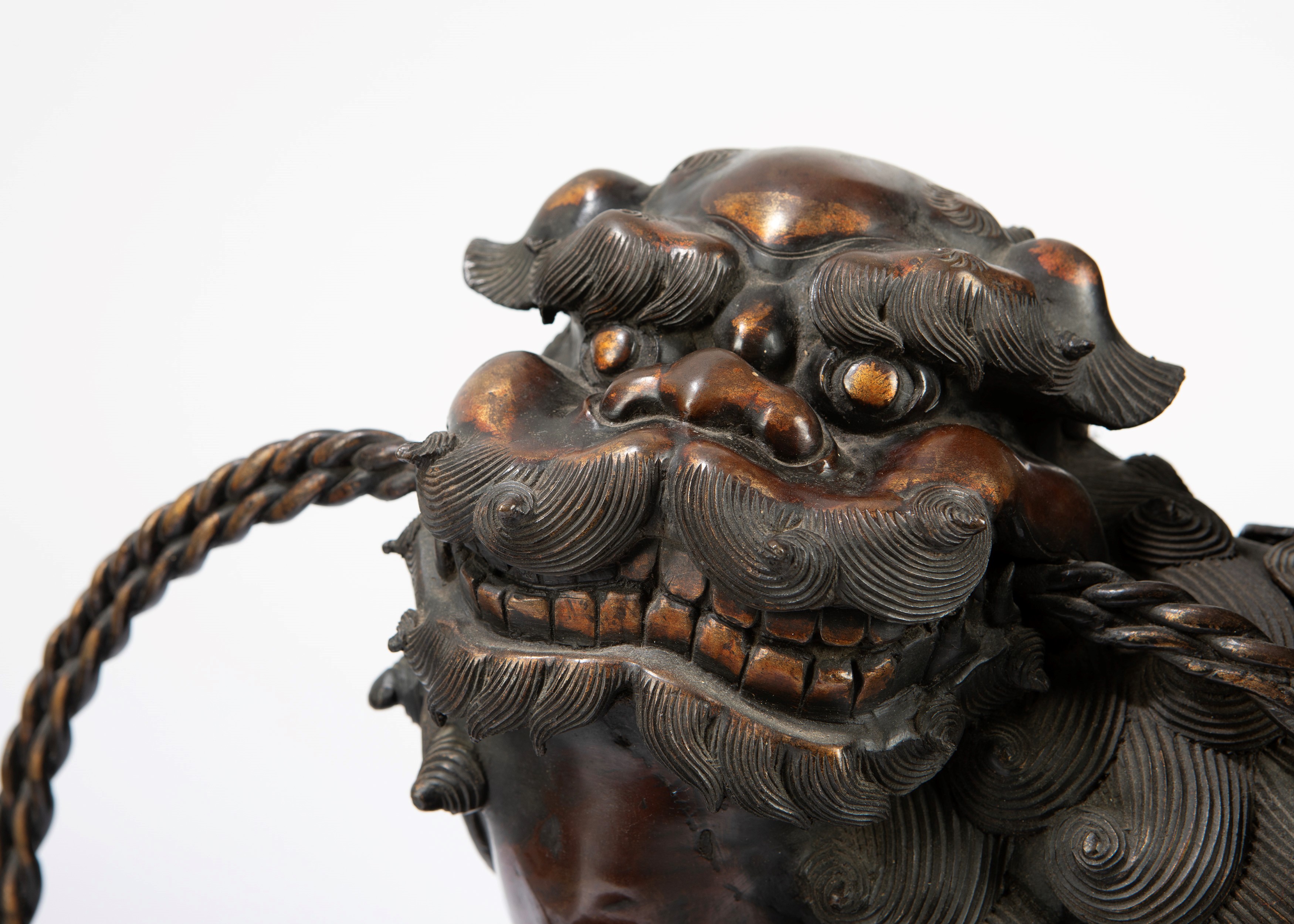 Due grandi incensieri in bronzo con coperchio