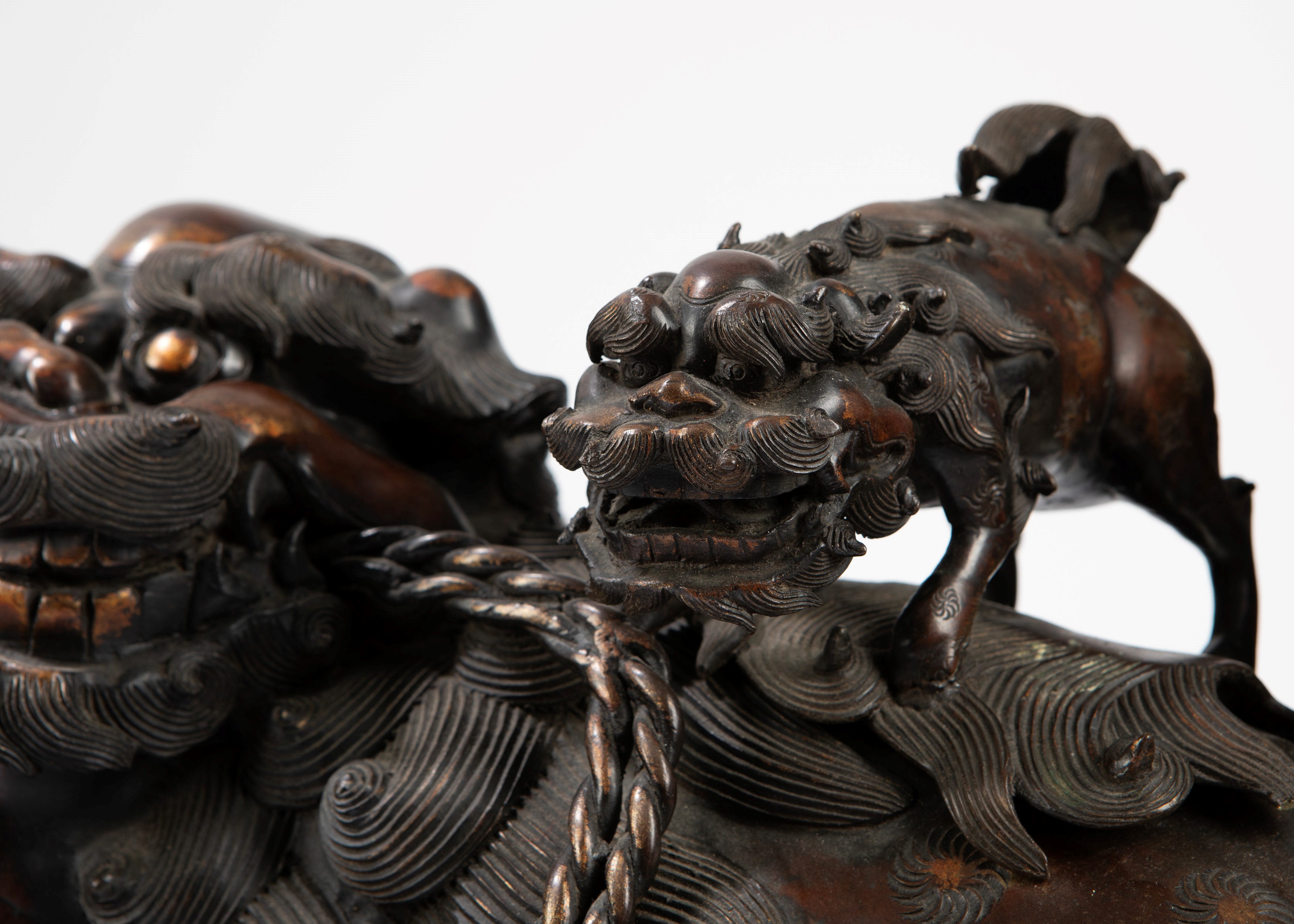 Due grandi incensieri in bronzo con coperchio