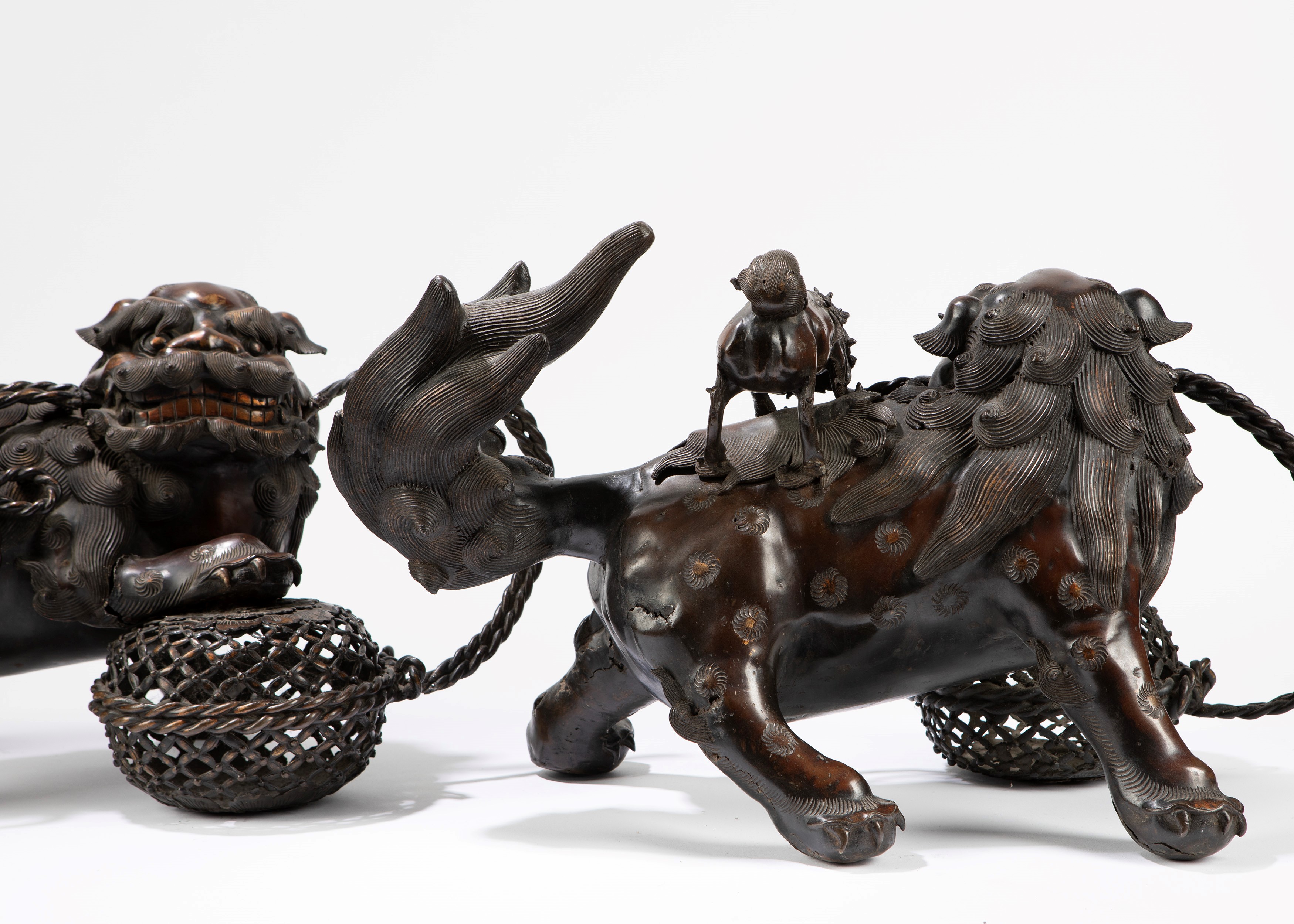 Due grandi incensieri in bronzo con coperchio