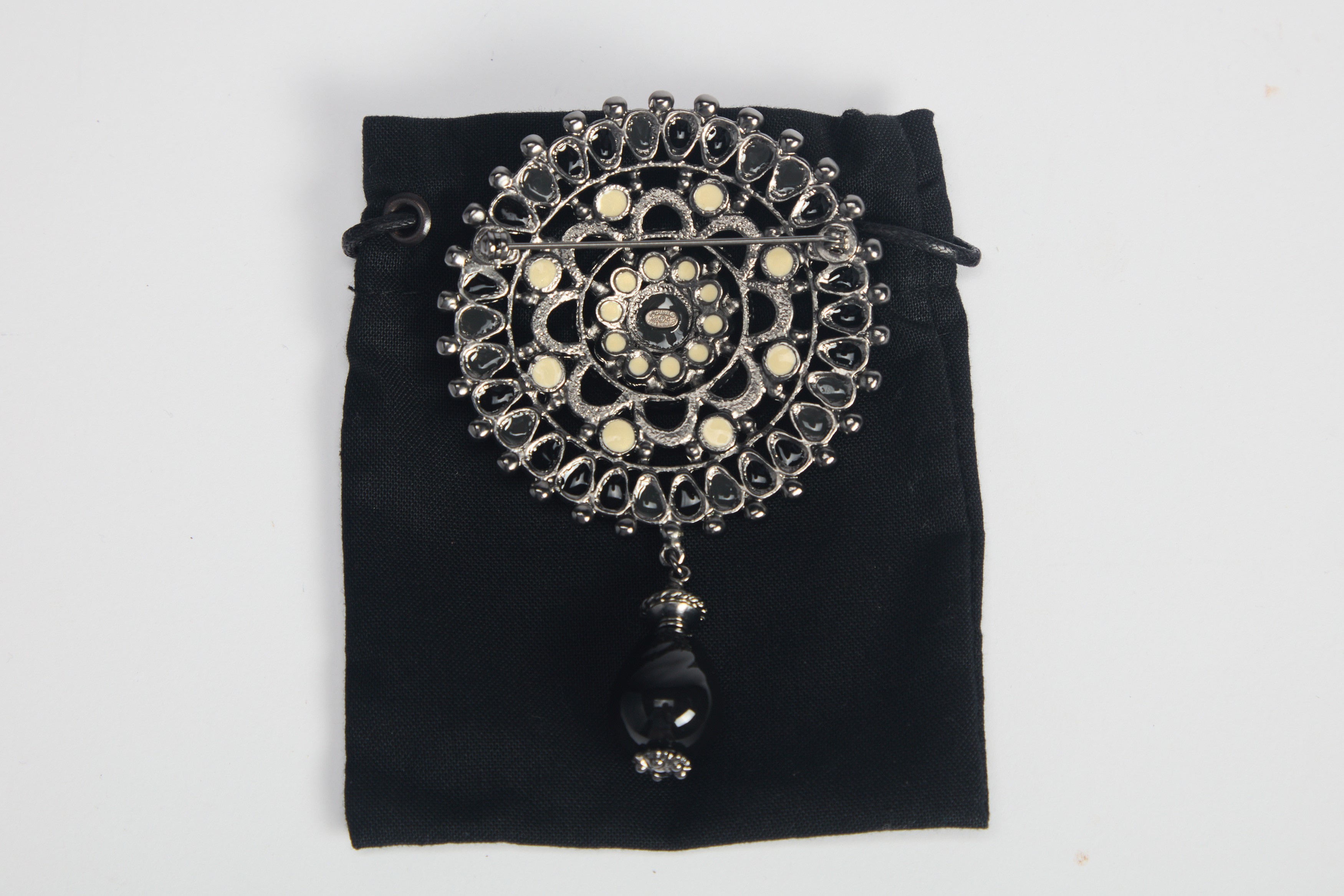 Chanel - Spilla con pendente in metallo satinato e paste vitree