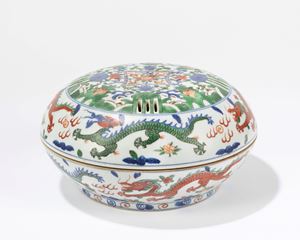 A WUCAI 'DRAGON' RETICULATED BOX AND COVER