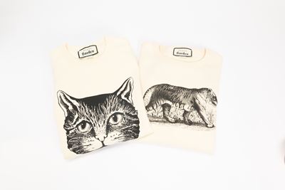 Collezione di due felpe in cotone color crema con stampe feline