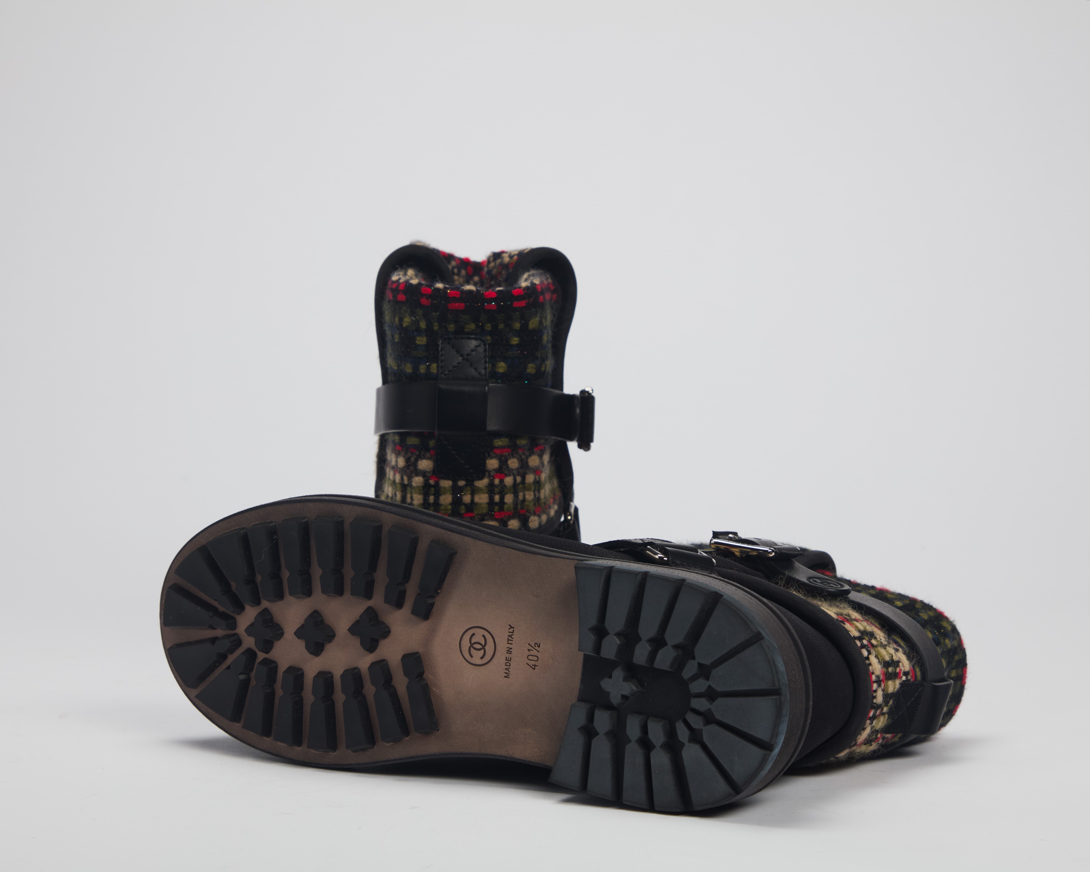 Chanel - Stivaletti in pelle nera e lana bouclé con dettagli in metallo, misura 40 ½