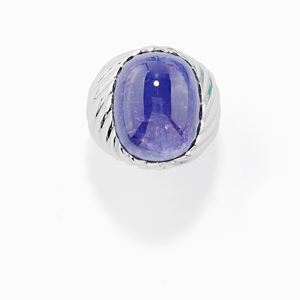 Anello in oro bianco 18K e zoisite taglio ovale cabochon