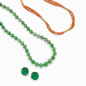 Lot of 18K yellow gold, jadeite, coral and malachite jewels