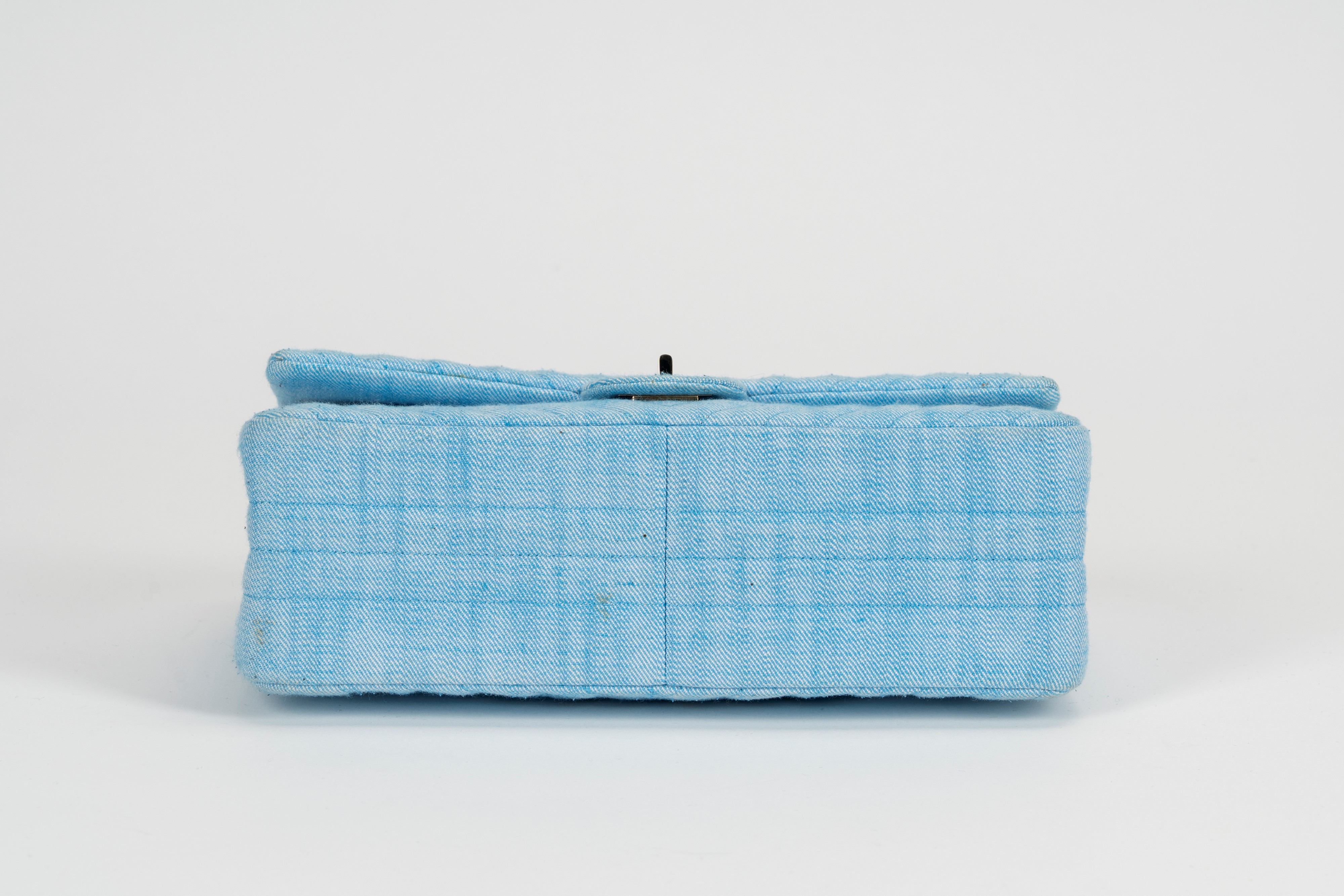 Chanel - Borsa 2.55 Reissue, denim blu chiaro con tracolla in metallo dorato, 2018