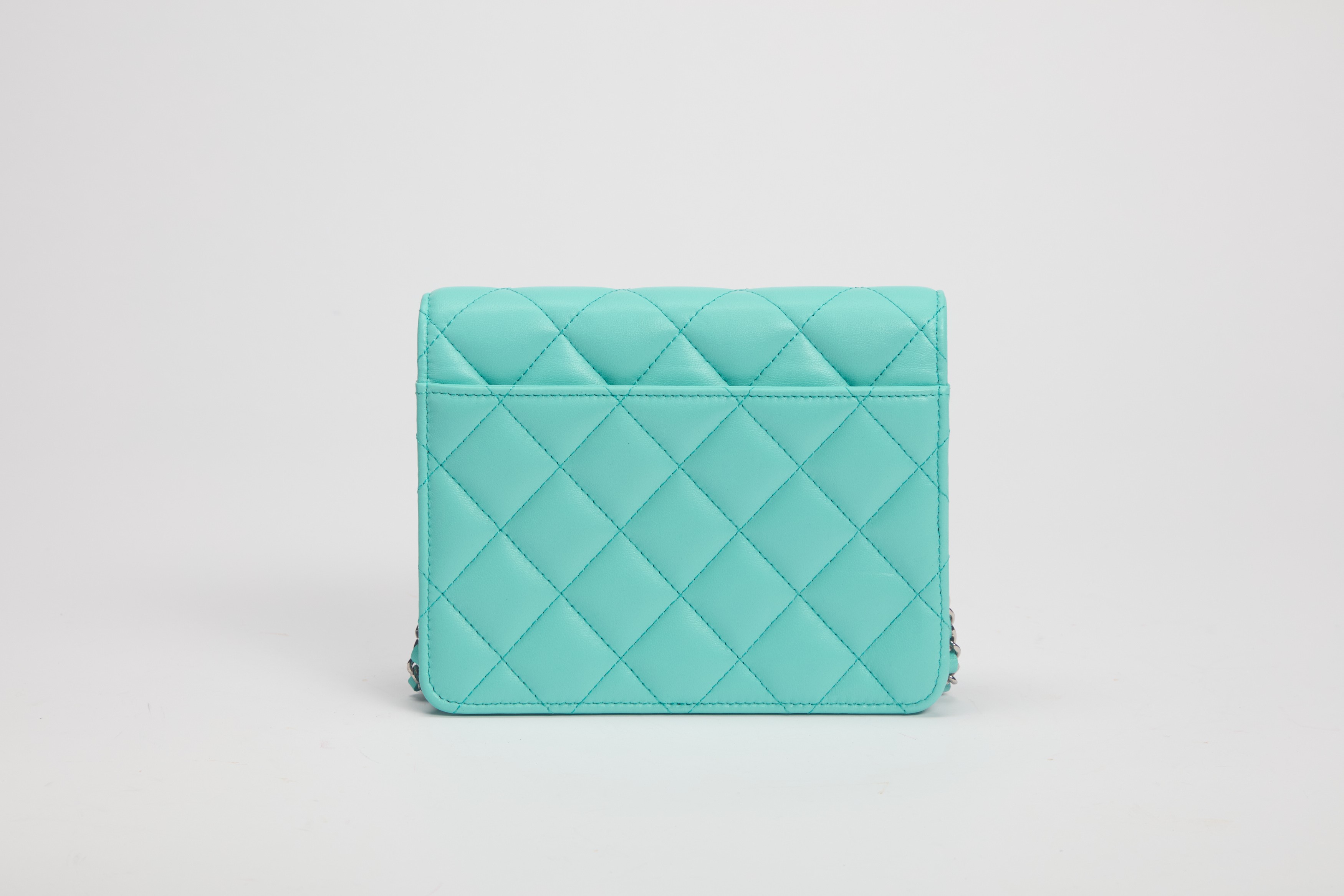 Chanel - Borsa Wallet on chain, pelle matelassé turchese con tracolla a catena