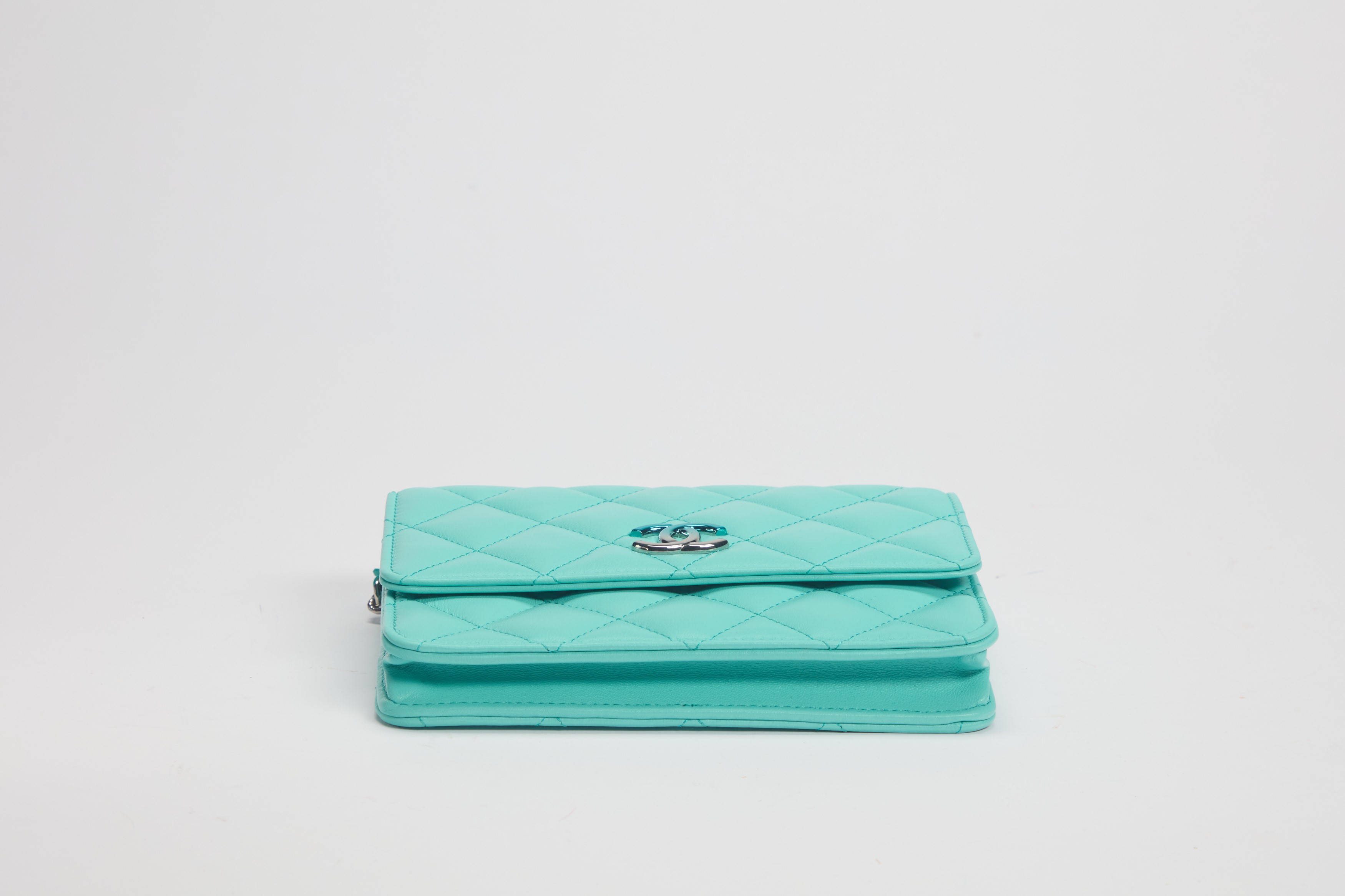 Chanel - Borsa Wallet on chain, pelle matelassé turchese con tracolla a catena