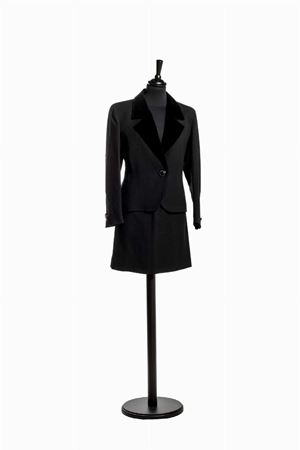 Suit with skirt