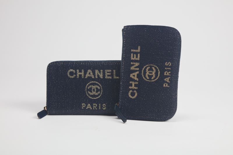 Chanel Lot of a small Deauville pochette and wallet 2019 Luxury Fashion Finarte casa d aste
