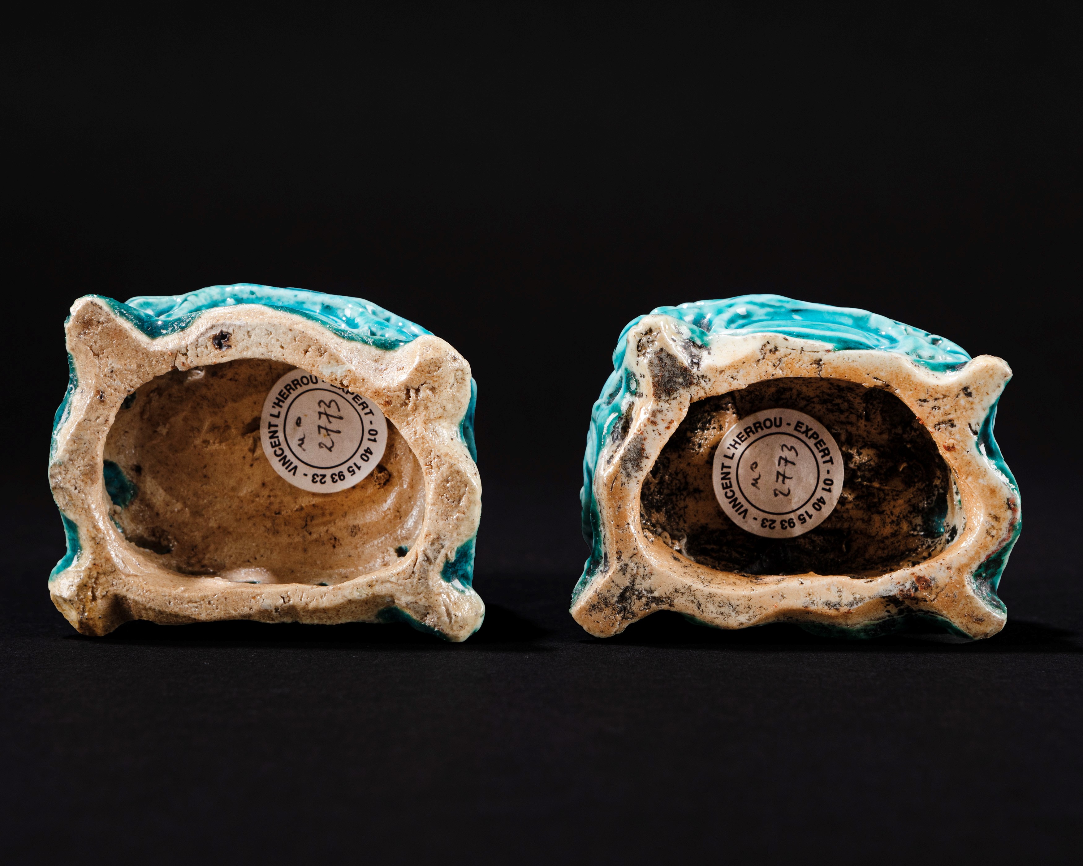 Due figure di budai in porcellana invetriata turchese