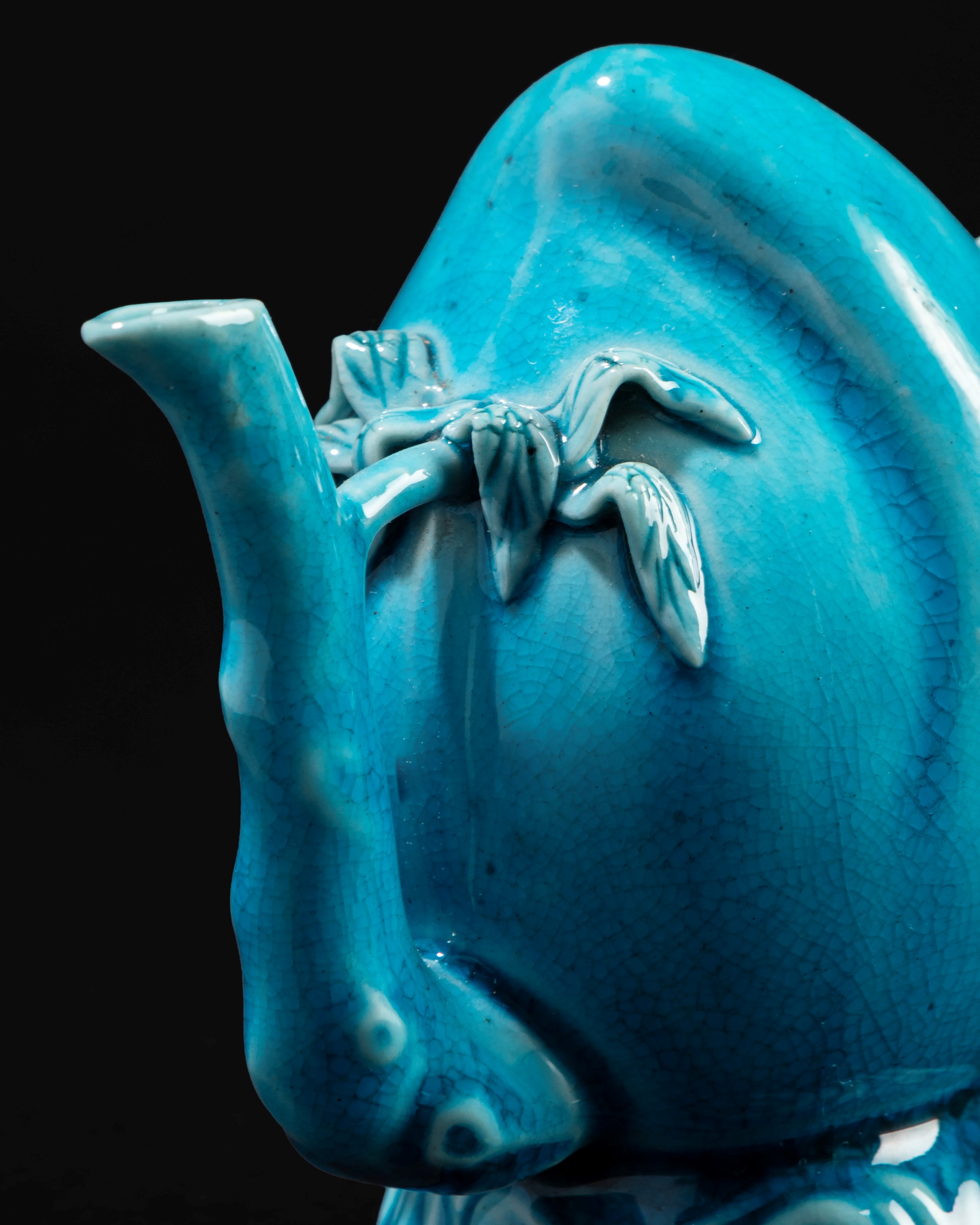 Una teiera ''Cadogan'' in porcellana invetriata turchese