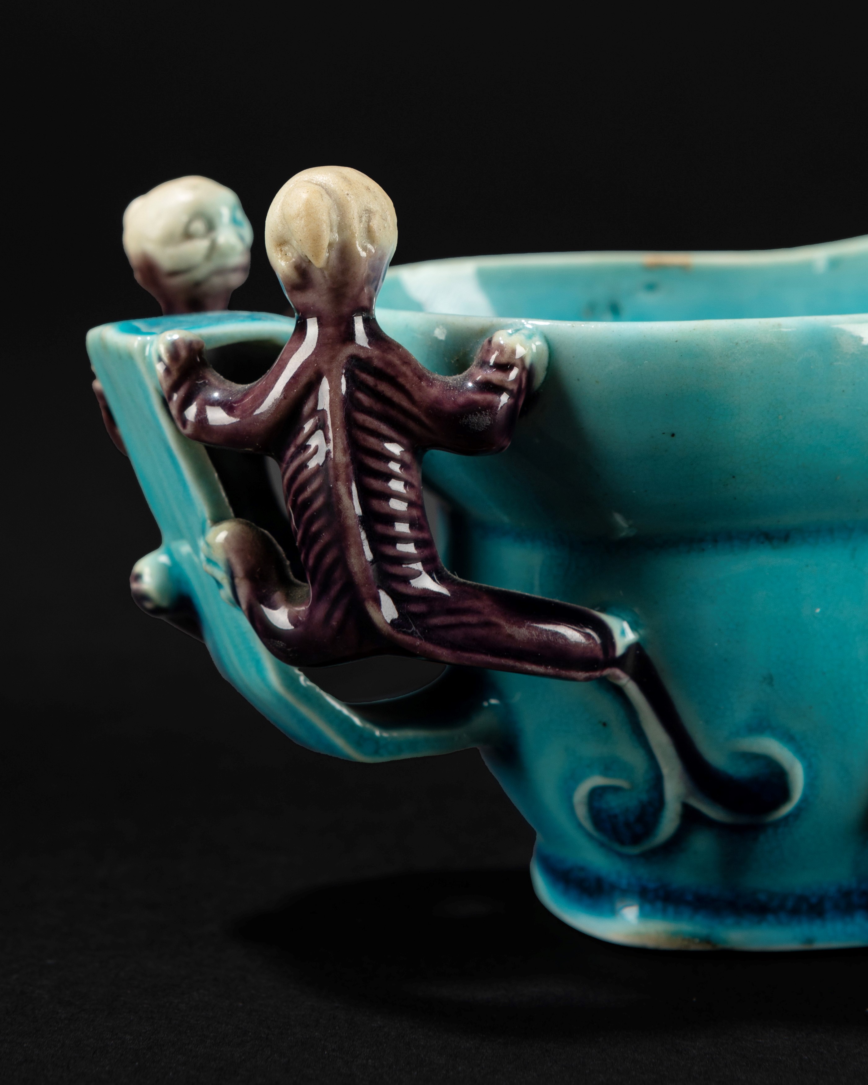 Due coppe da libagione in porcellana a invetriata turchese e melanzana