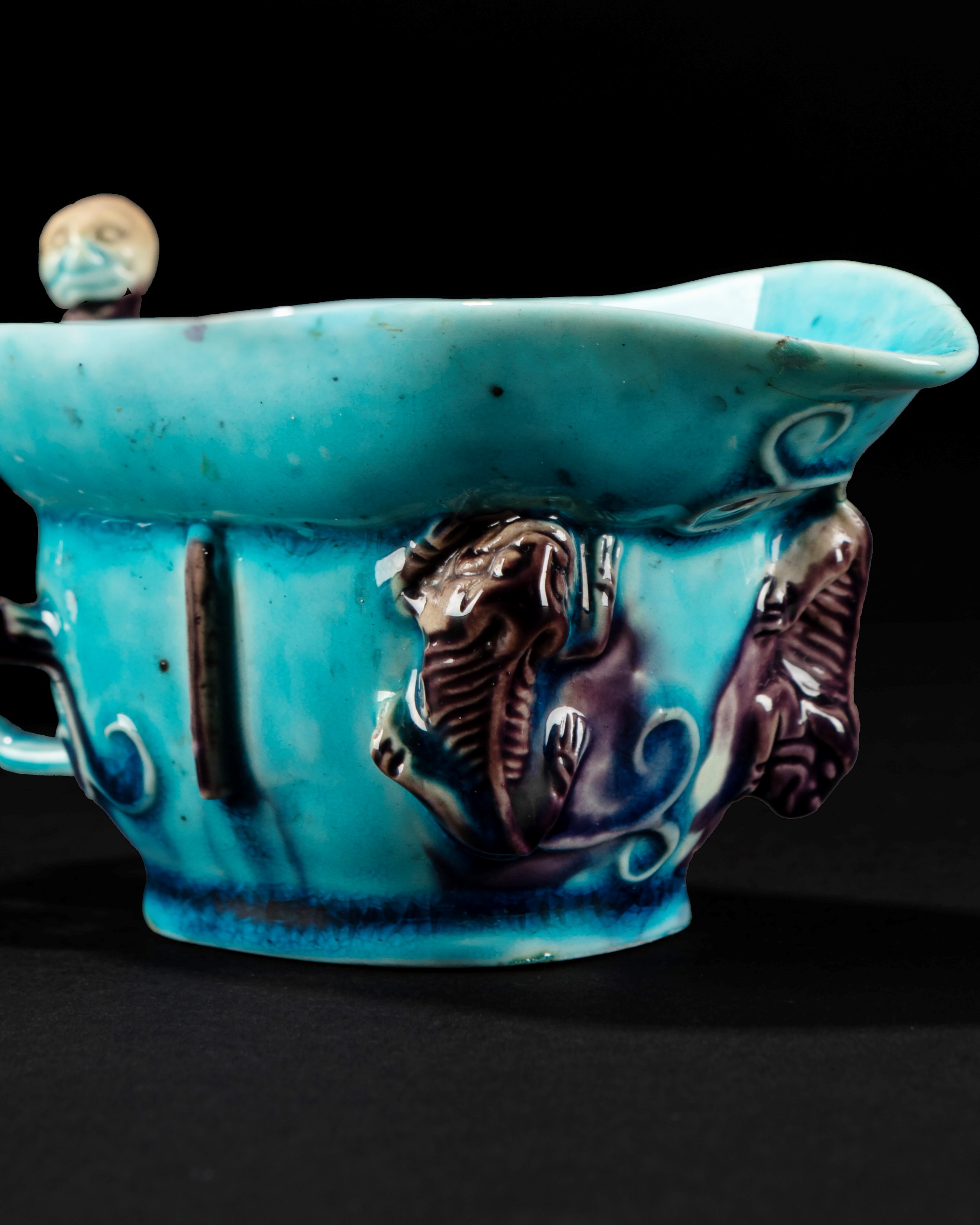 Due coppe da libagione in porcellana a invetriata turchese e melanzana