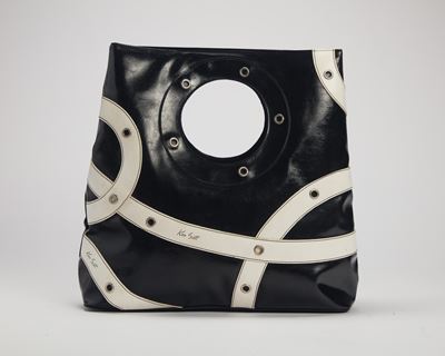 Borsa in vernice nera con dettagli in pelle bianca