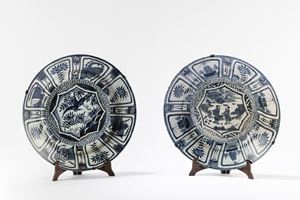 Due piatti in porcellana bianca e blu "Kraak"