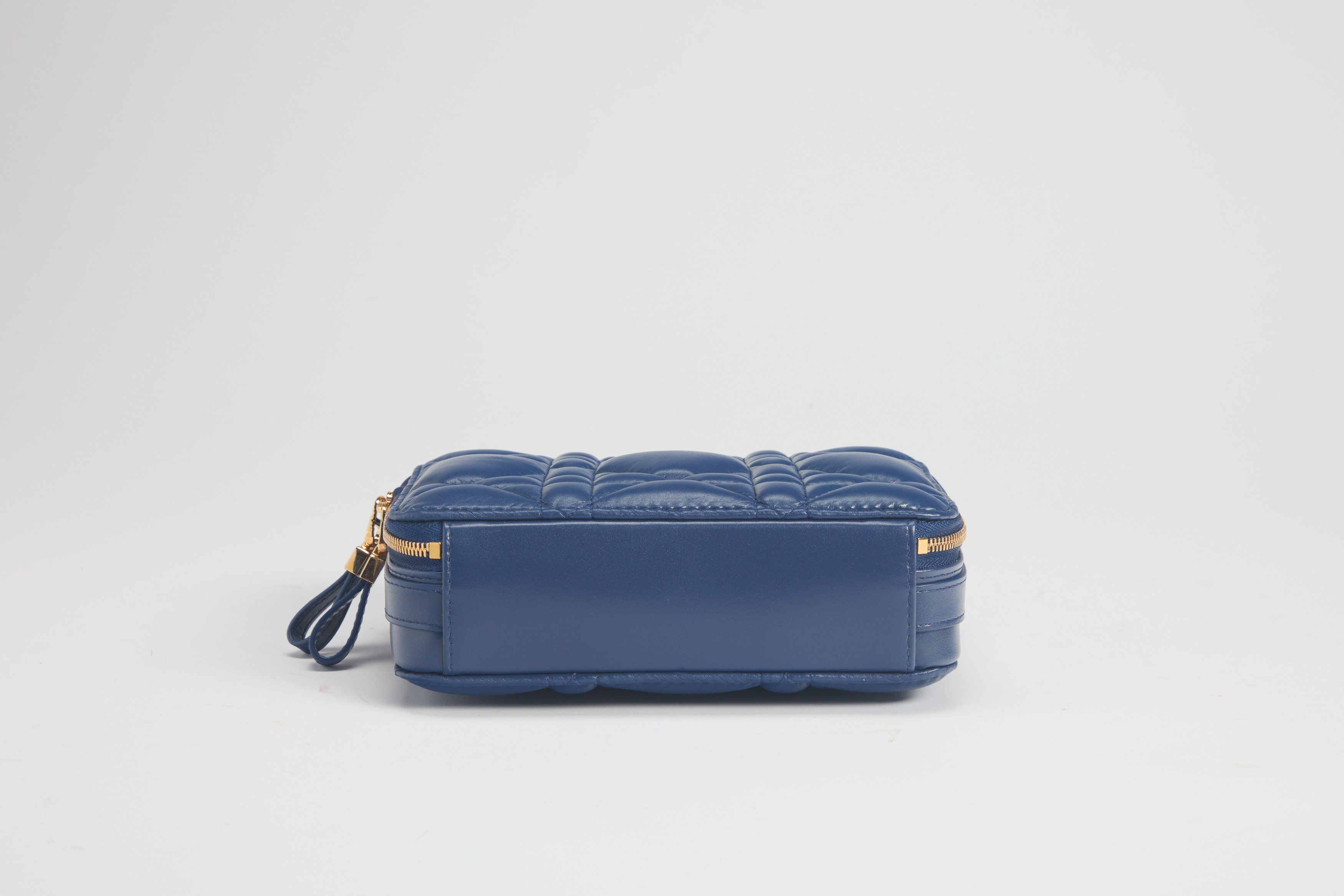 Christian Dior - Pochette in pelle macrocannage blu royal con tracolla a catena
