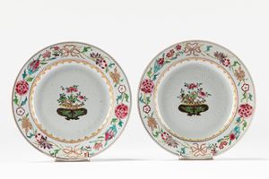Coppia di piatti in porcellana famiglia Rosa