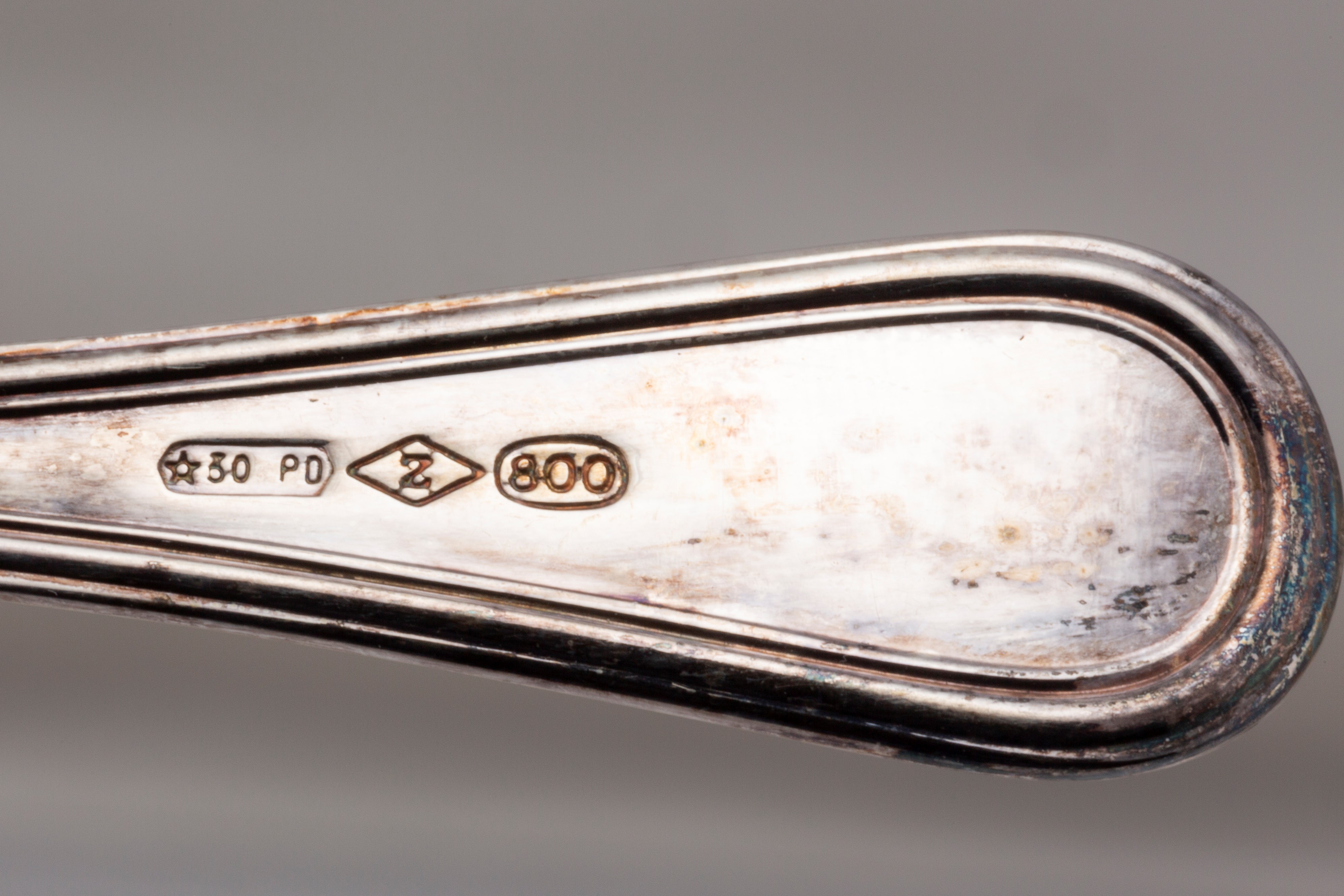 Tre astucci con cucchiaini da caffè