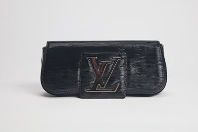 Pochette in vernice nera con logo in metallo, 2009