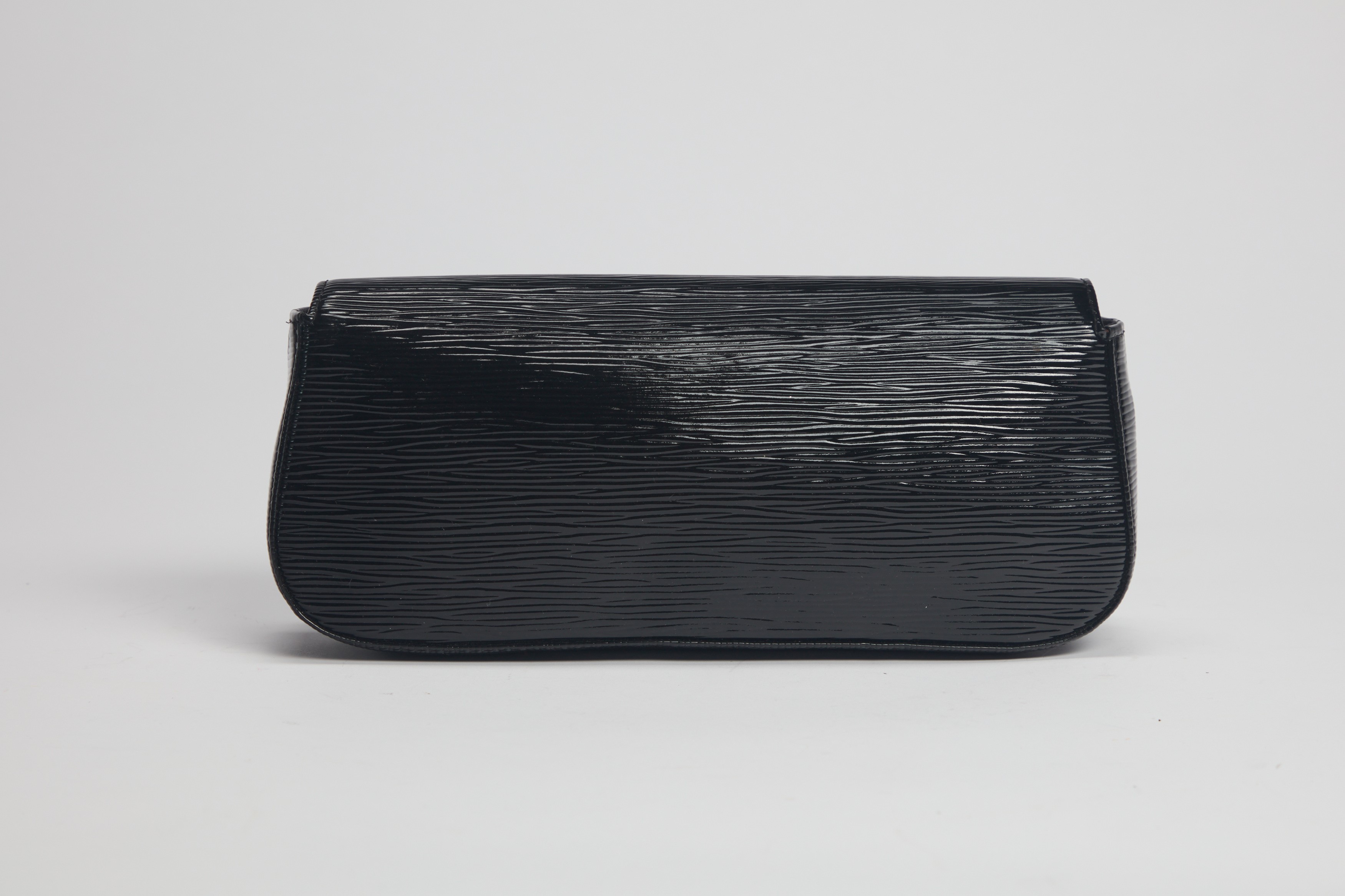 Louis Vuitton - Pochette in vernice nera con logo in metallo, 2009
