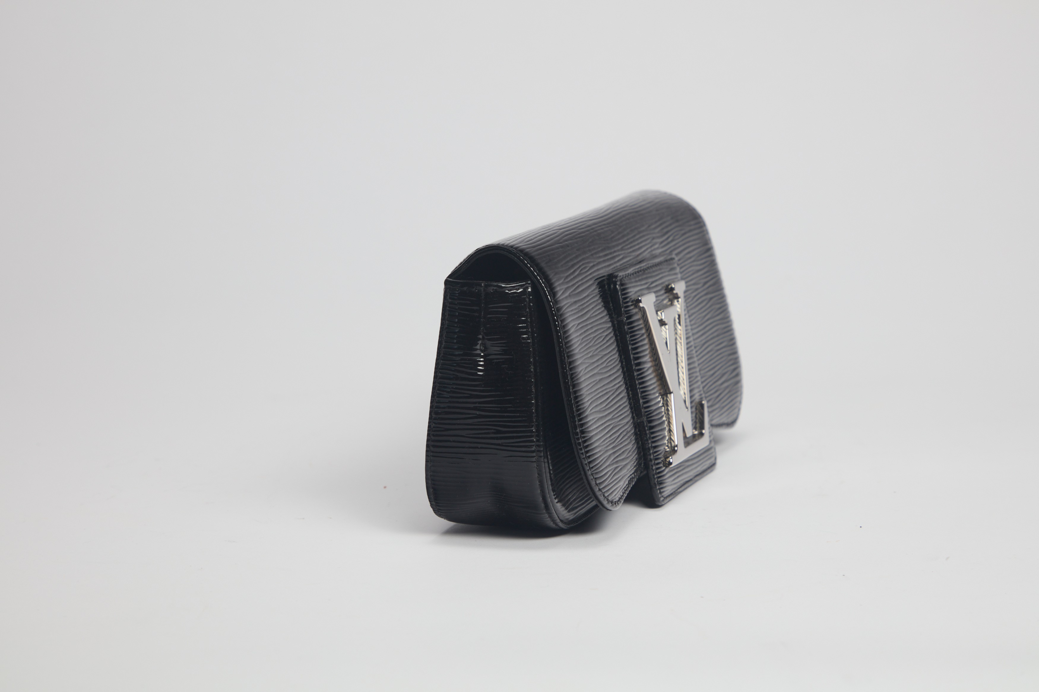 Louis Vuitton - Pochette in vernice nera con logo in metallo, 2009