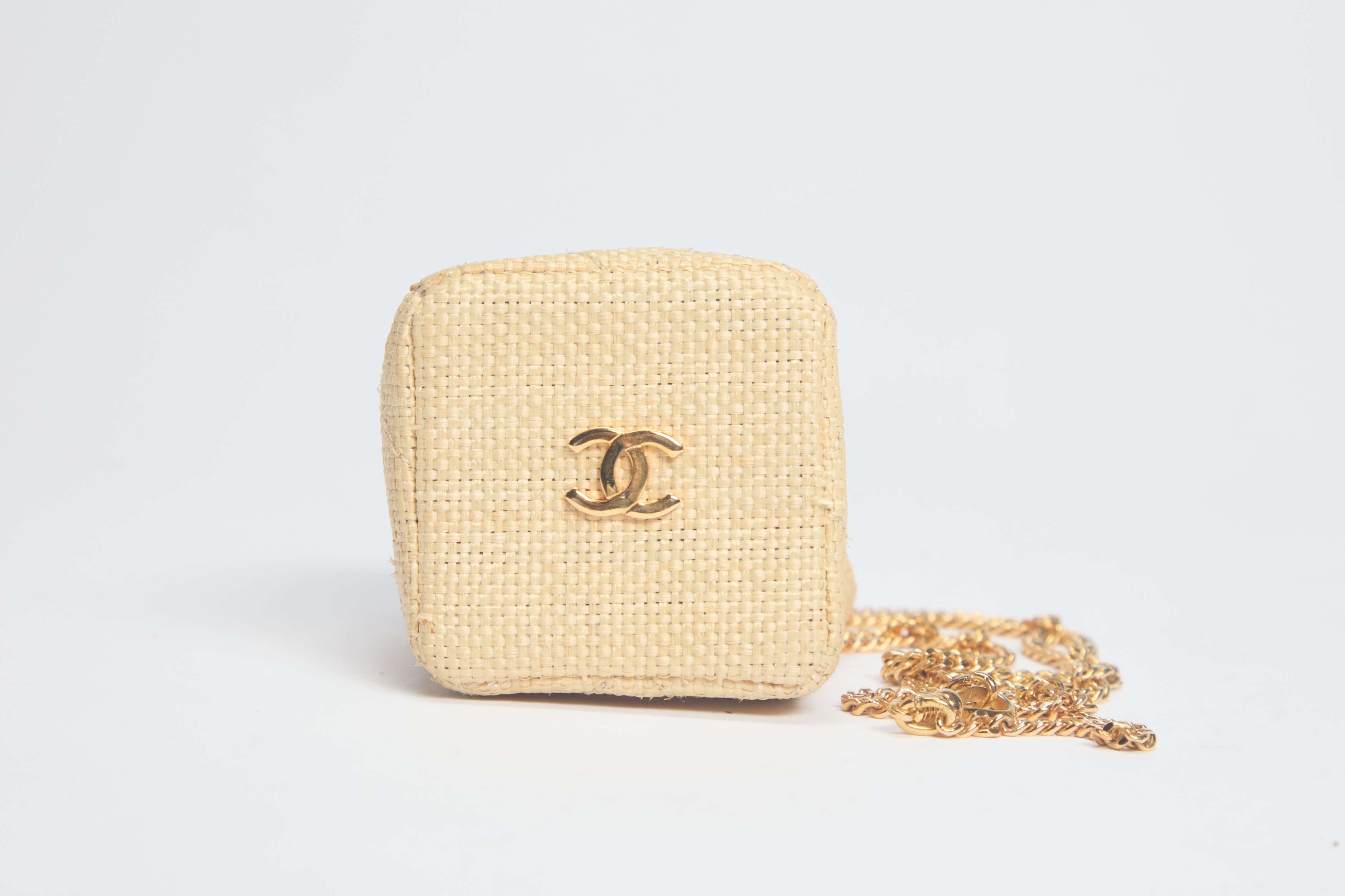 Chanel - Micro pouch in rafia naturale con catena in metallo dorato