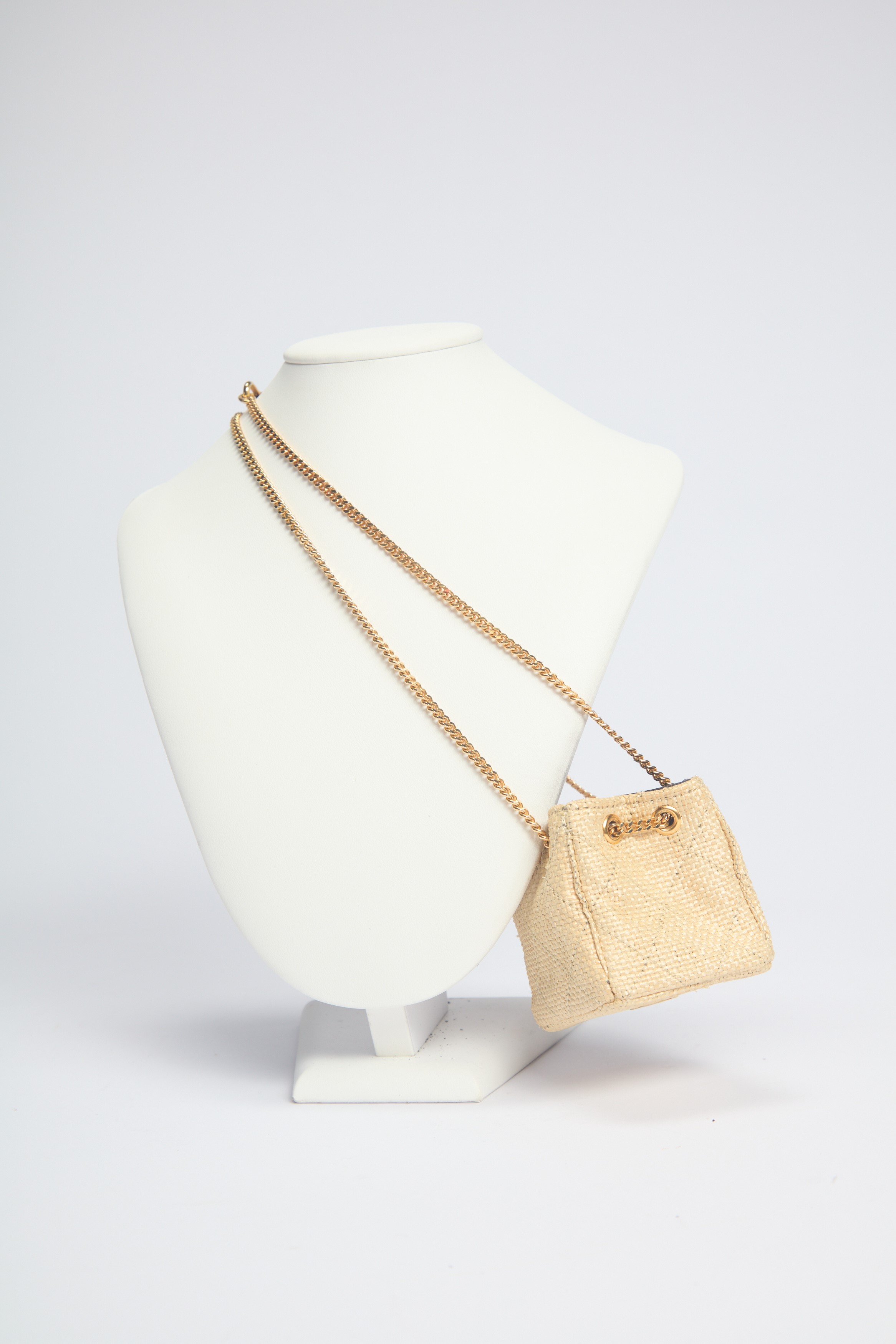 Chanel - Micro pouch in rafia naturale con catena in metallo dorato