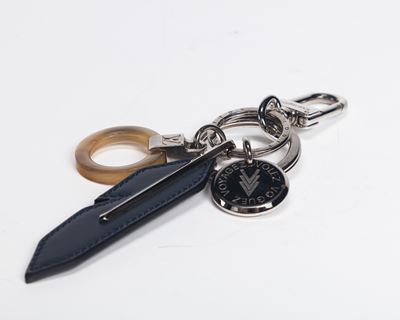 Porta chiavi con charms in metallo e pelle