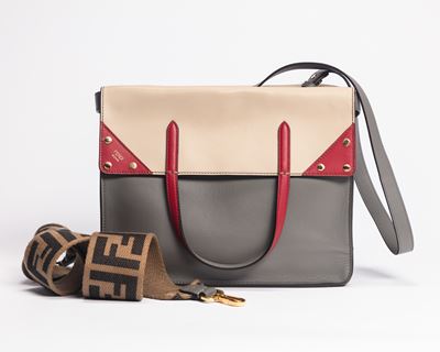 Flip Tote Bag, borsa in pelle grigia, beige e rossa con dettagli in metallo dorato