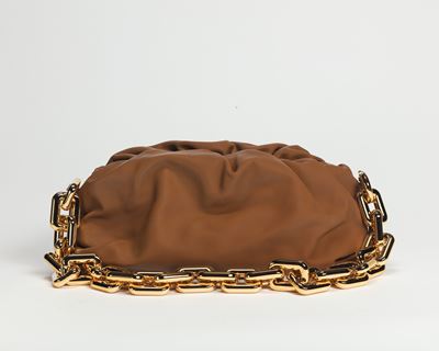Pouch in pelle color nocciola con catena in metallo dorato