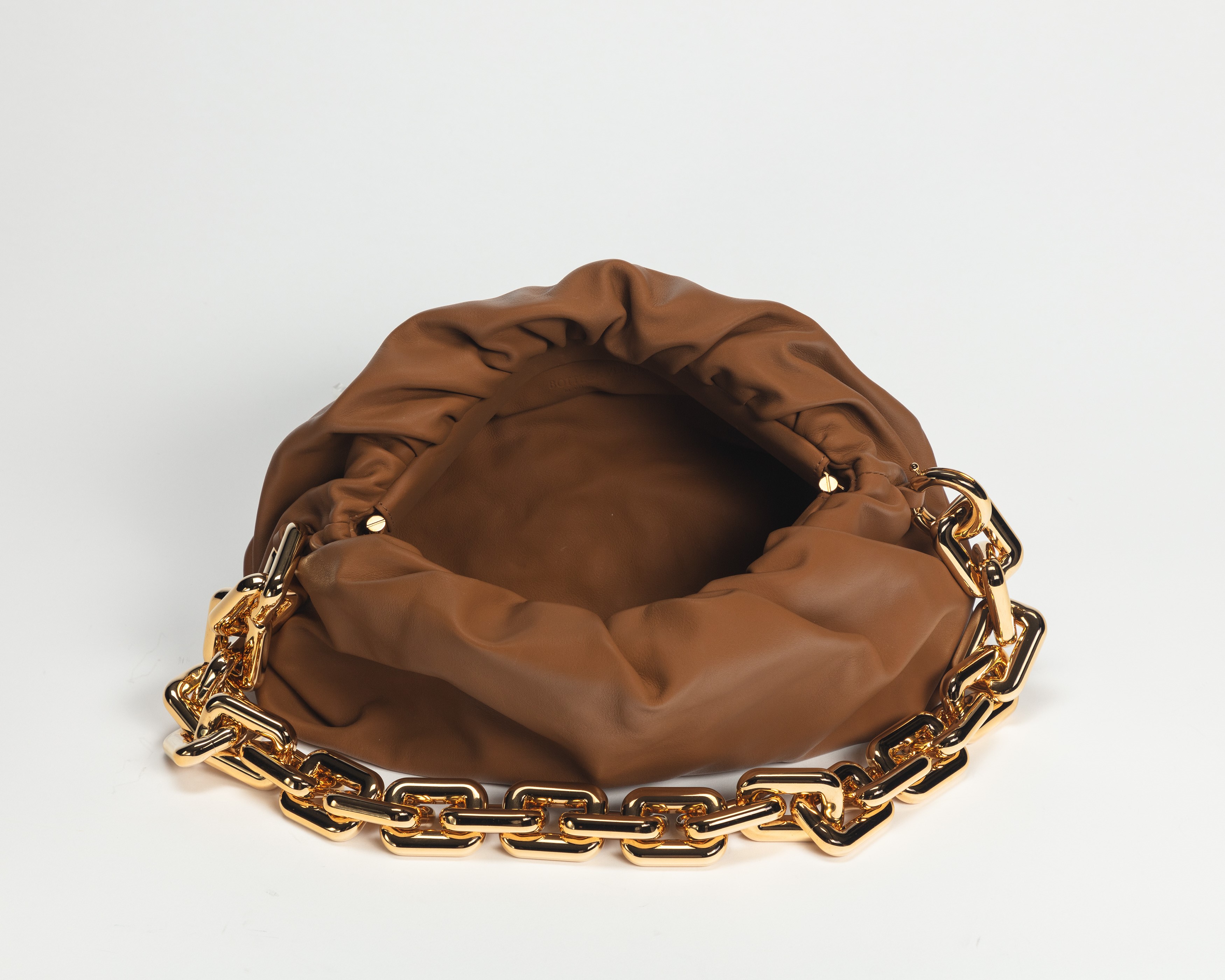 Bottega Veneta - Pouch in pelle color nocciola con catena in metallo dorato