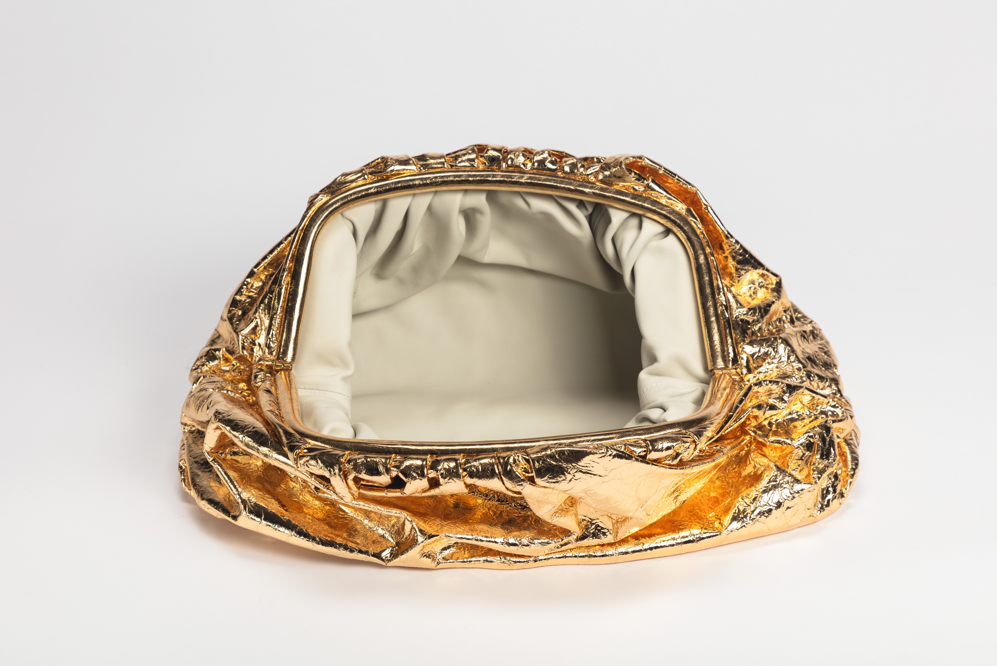 Bottega Veneta - Pouch in vernice dorata con interno in pelle