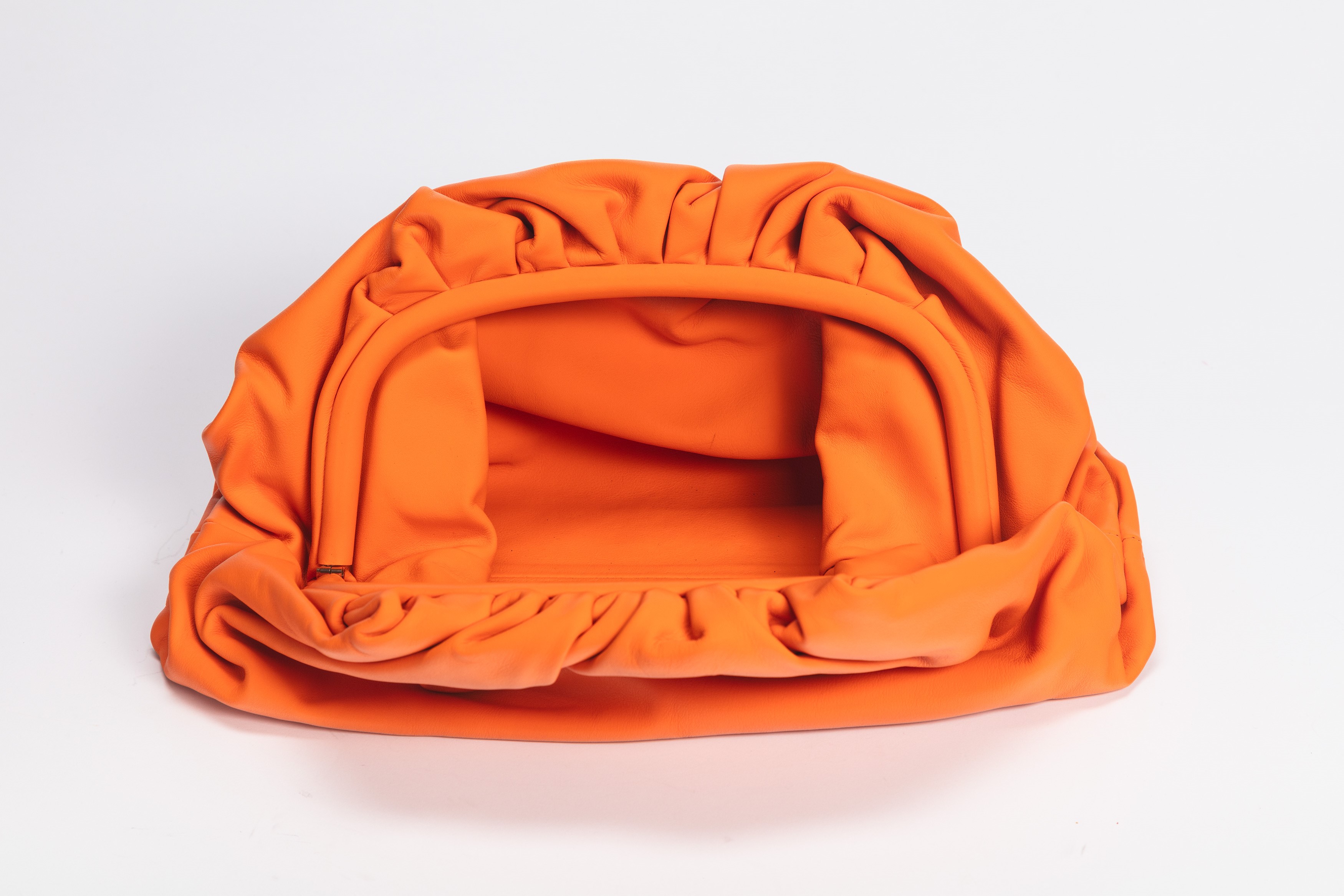 Bottega Veneta - Pouch in pelle color arancione, cm 35