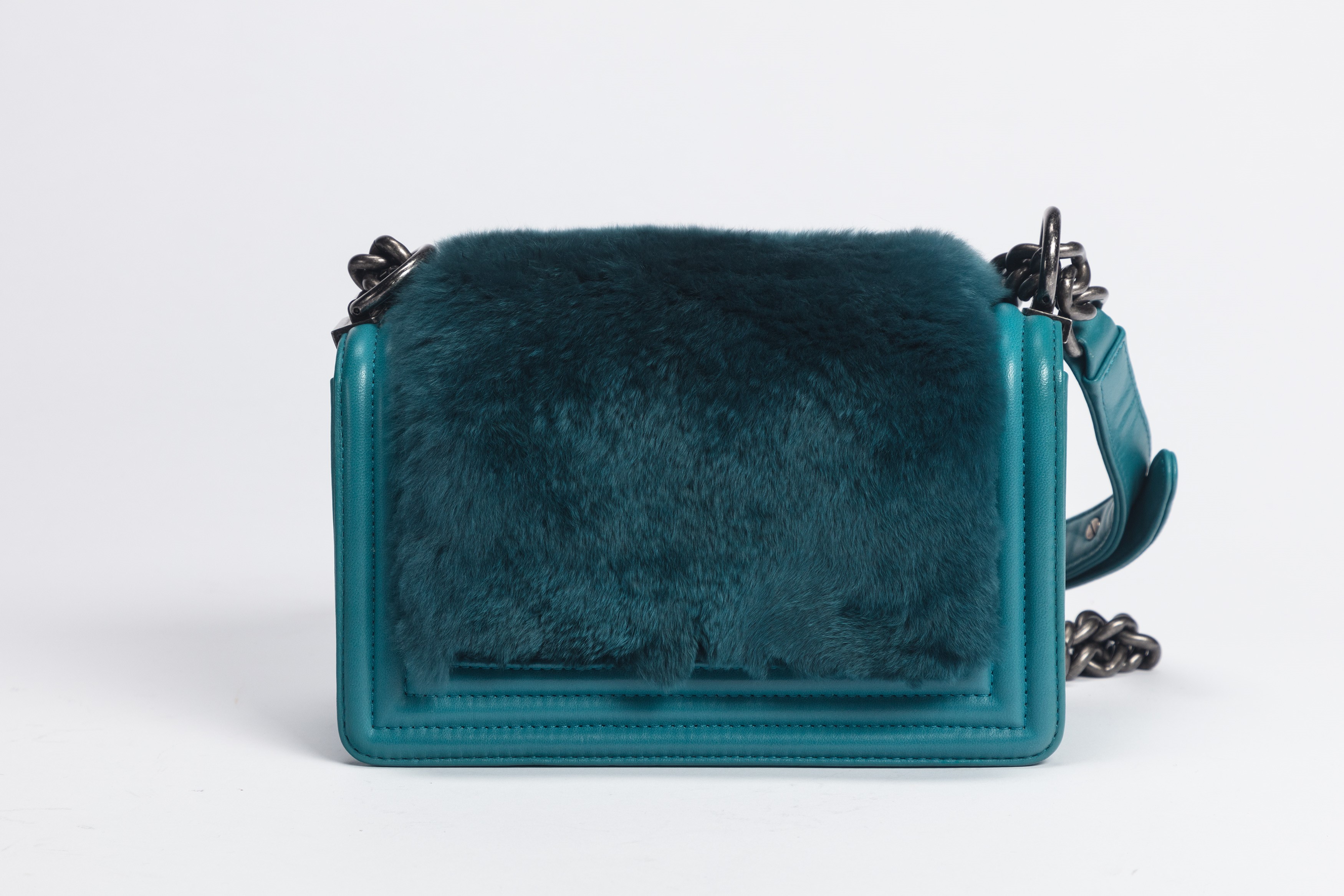 Chanel - Borsa Boy, in pelle blu ottanio con tracolla in metallo brunito