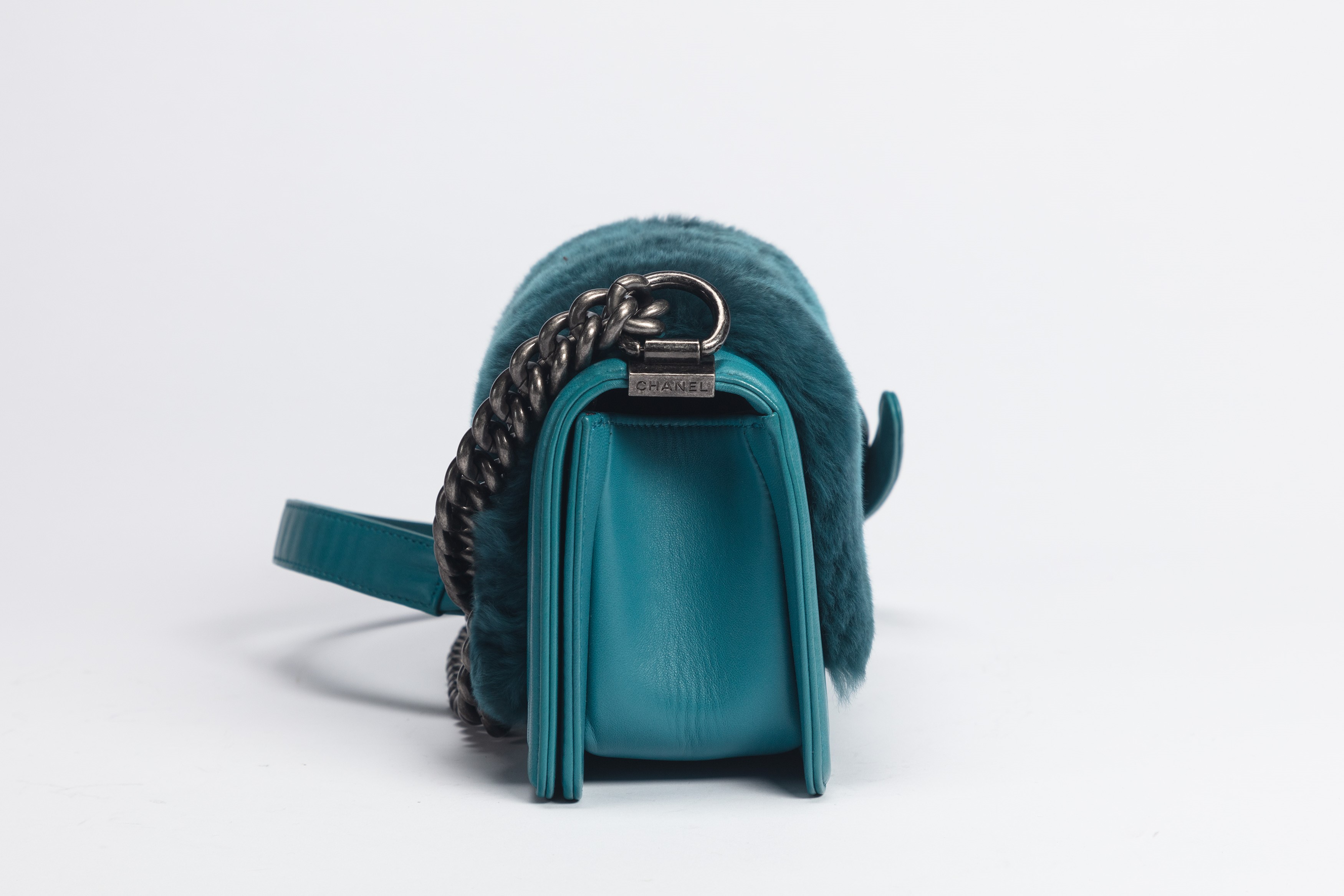 Chanel - Borsa Boy, in pelle blu ottanio con tracolla in metallo brunito