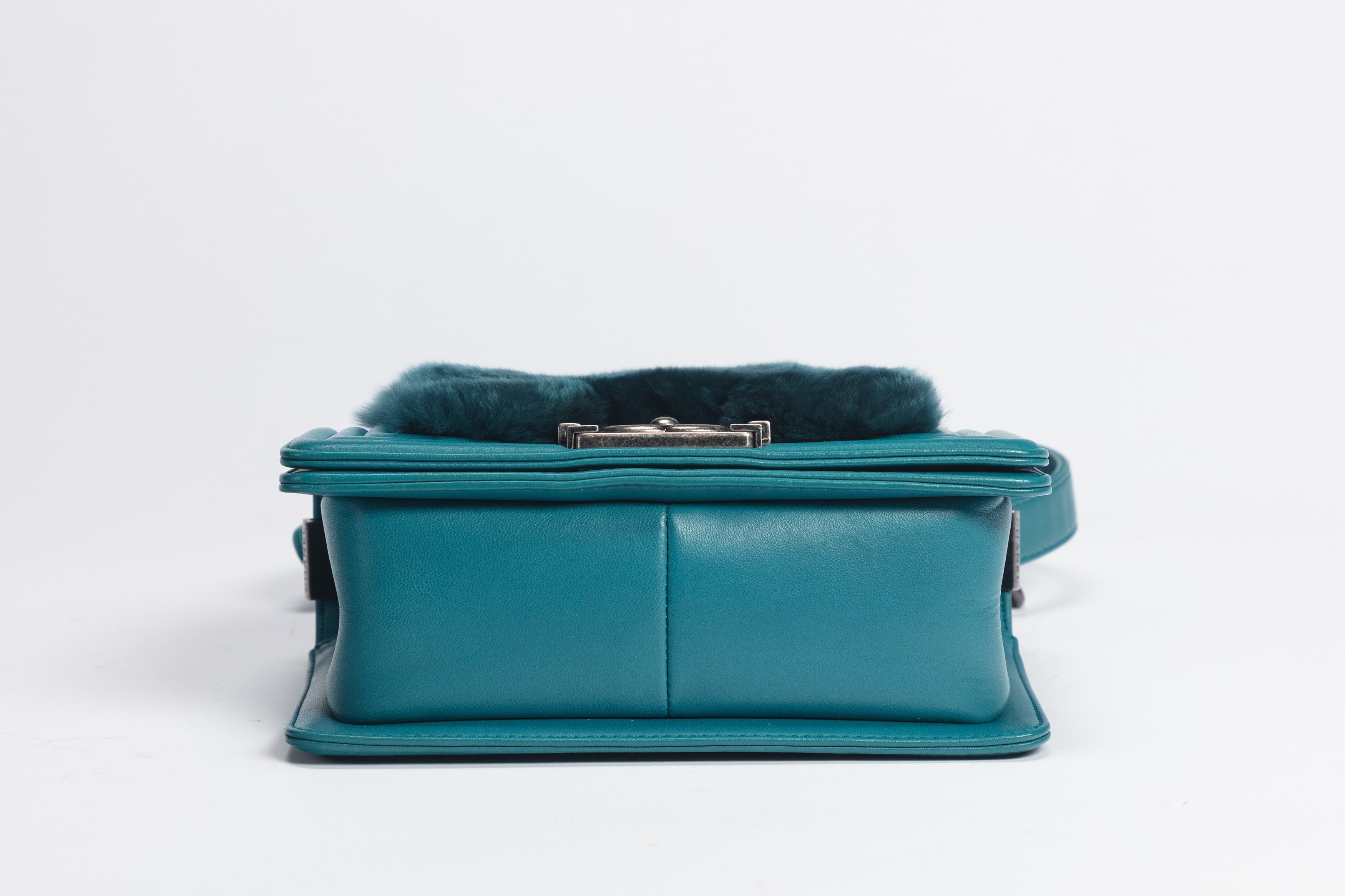 Chanel - Borsa Boy, in pelle blu ottanio con tracolla in metallo brunito