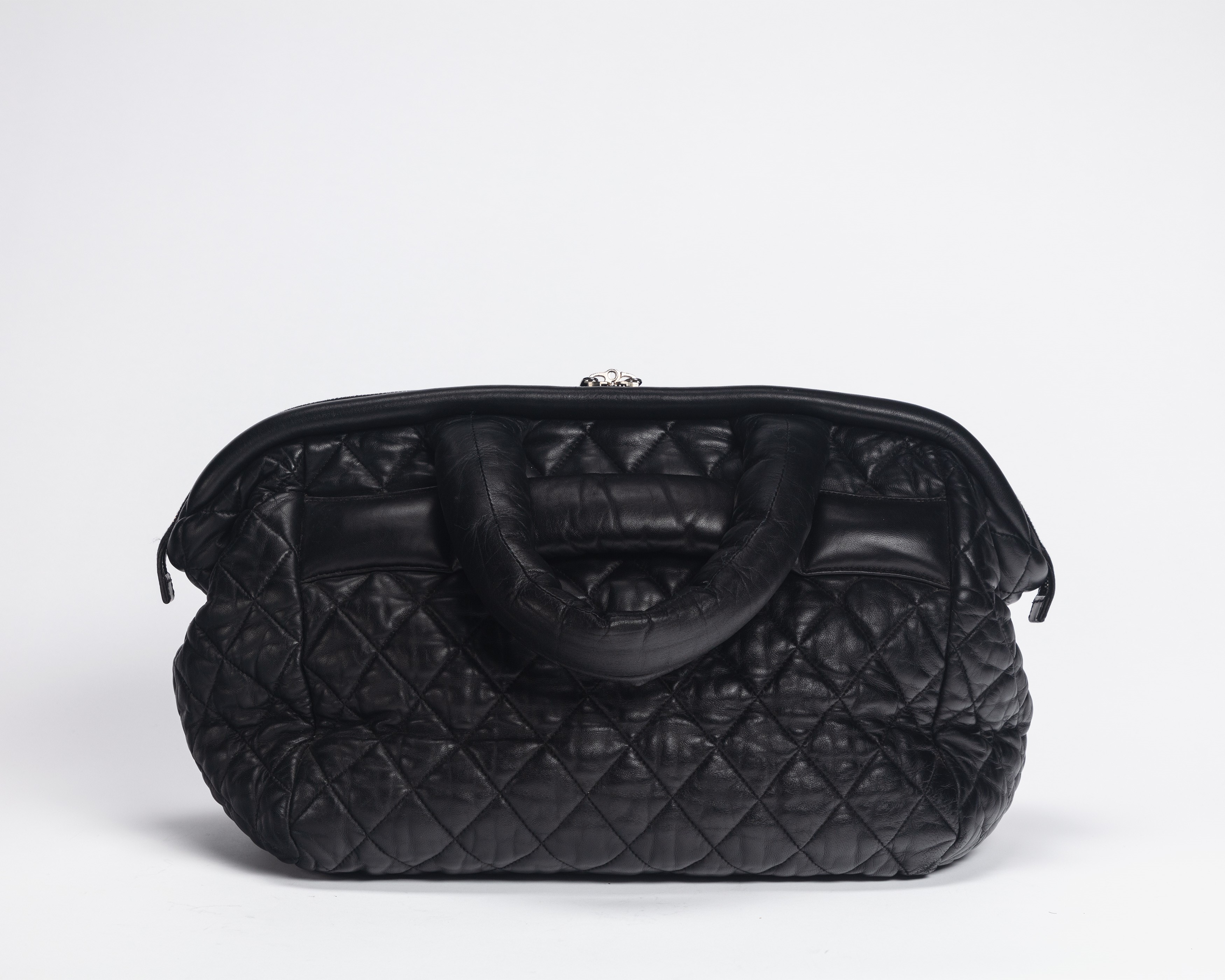Chanel - Borsa Coco Cocoon, pelle matelassé nera con interni in pelle bordeaux, 2009