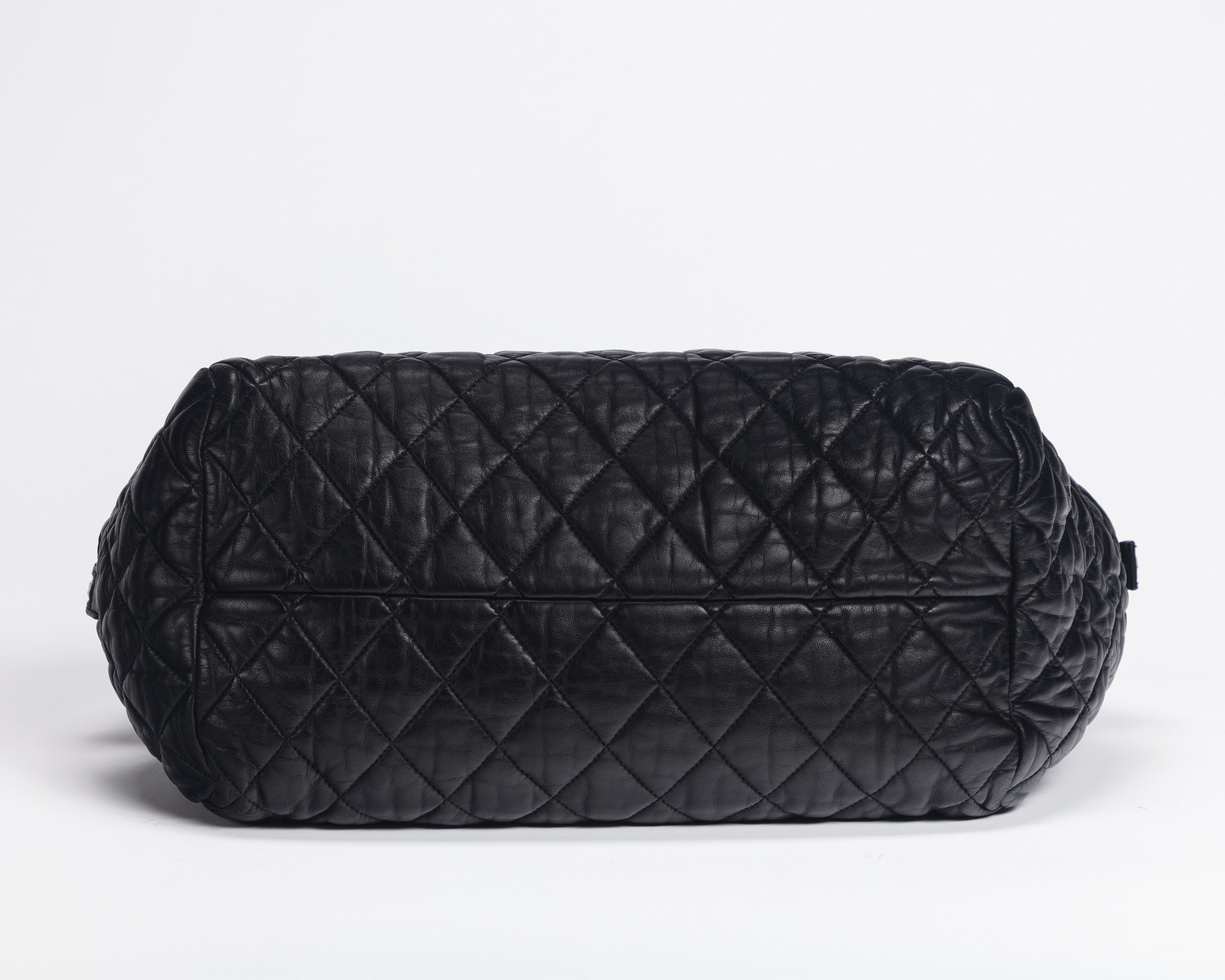 Chanel - Borsa Coco Cocoon, pelle matelassé nera con interni in pelle bordeaux, 2009
