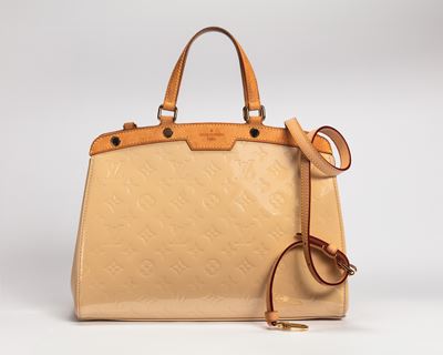 Borsa Brea MM, vernis color champagne con dettagli metallici dorati