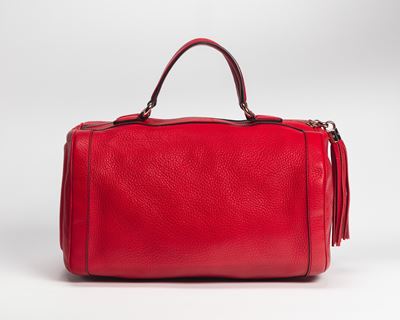 Bauletto cilindrico in pelle rossa con dettagli in metallo dorato