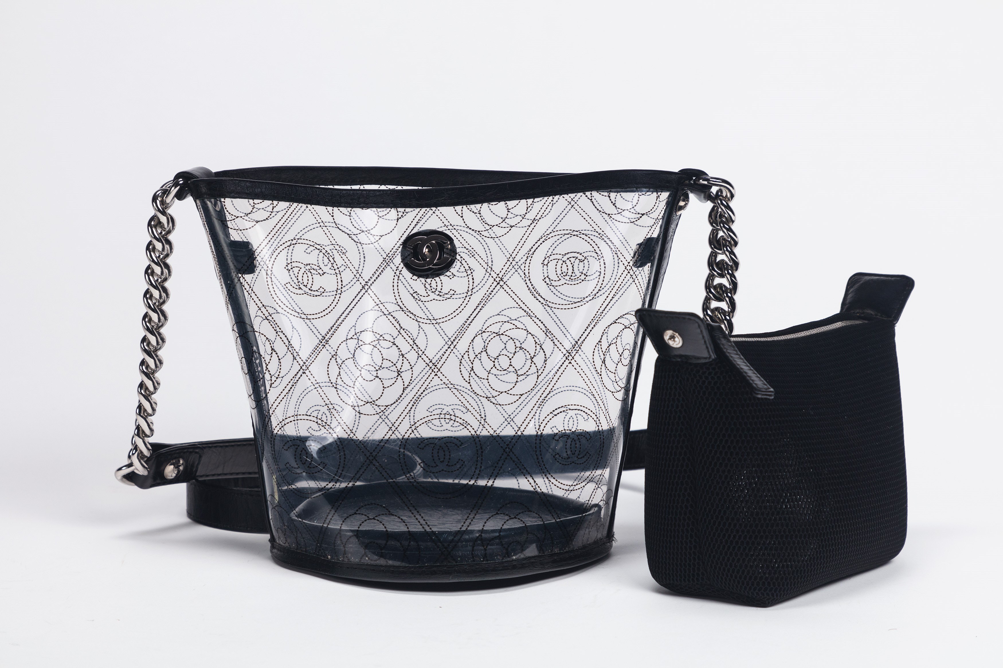 Chanel - Camelia Bucket, borsa in PVC logato e pelle con tracolla in metallo