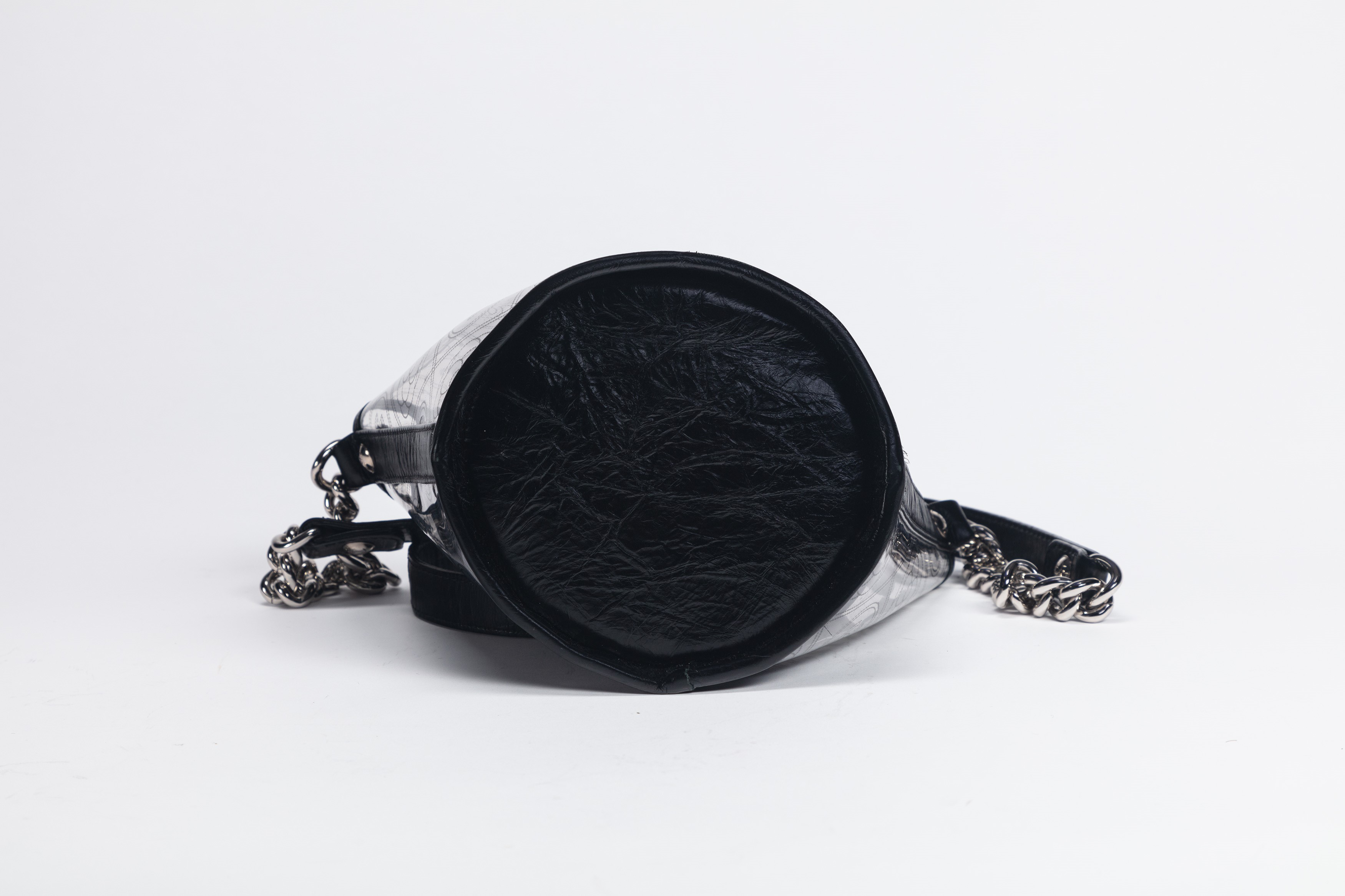 Chanel - Camelia Bucket, borsa in PVC logato e pelle con tracolla in metallo