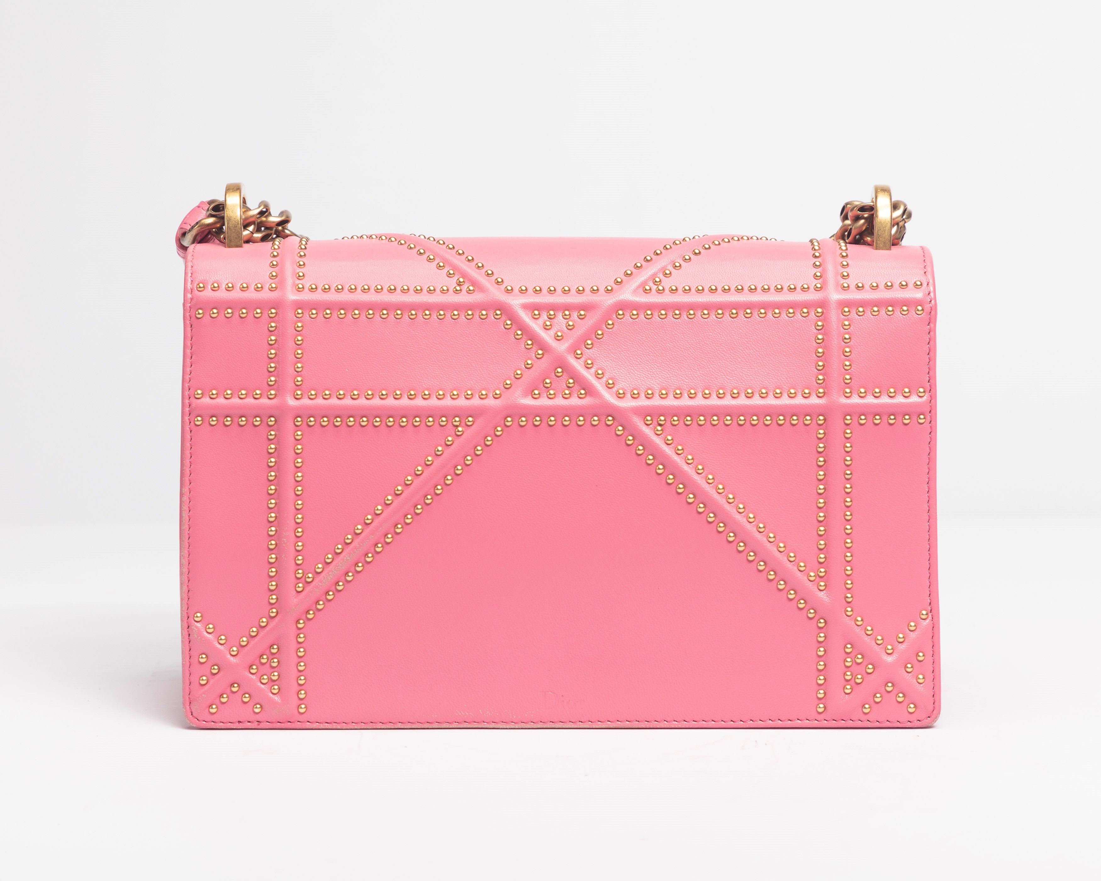 Borsa Diorama in pelle rosa con micro borchie e tracolla in metallo dorato satinato