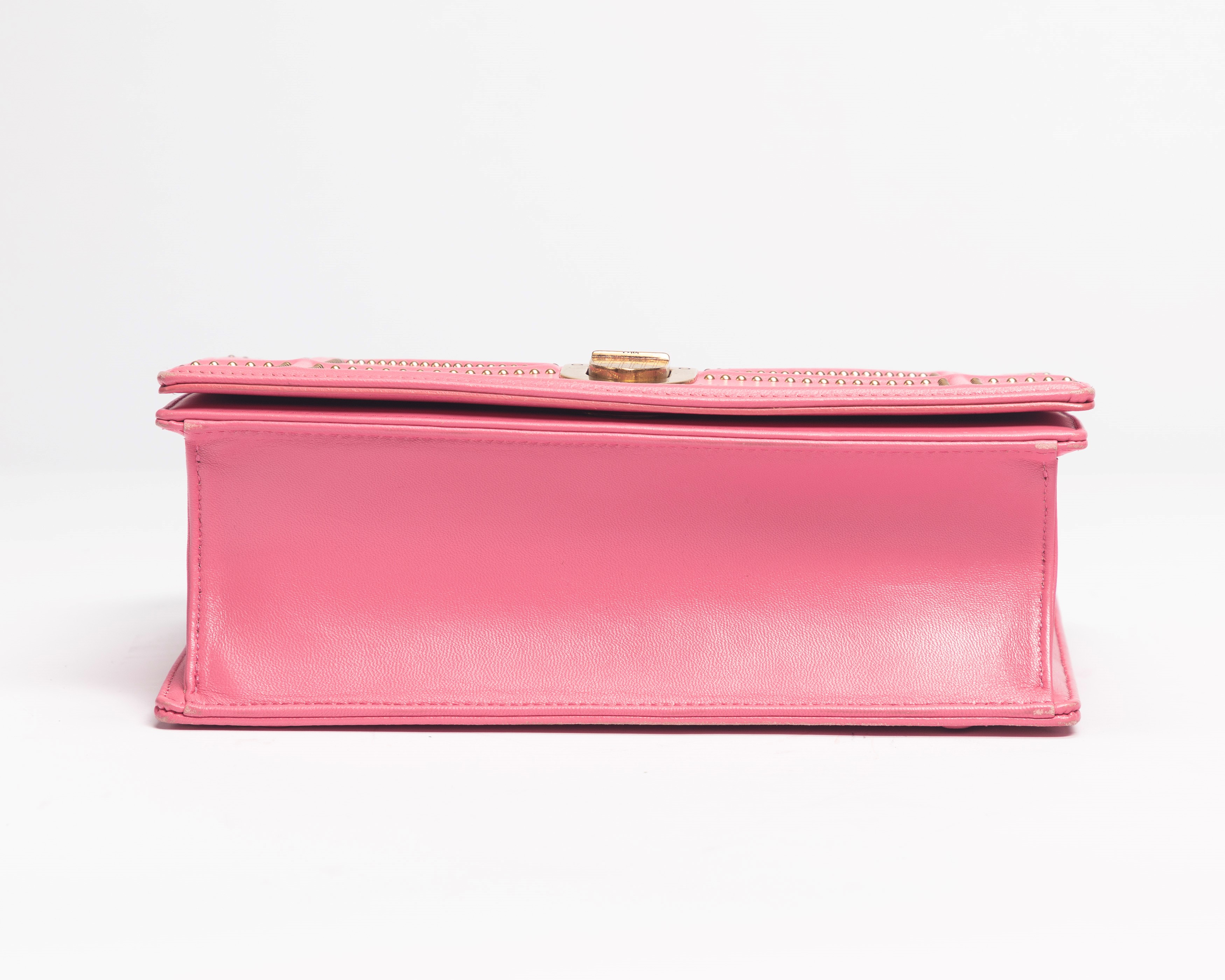 Borsa Diorama in pelle rosa con micro borchie e tracolla in metallo dorato satinato