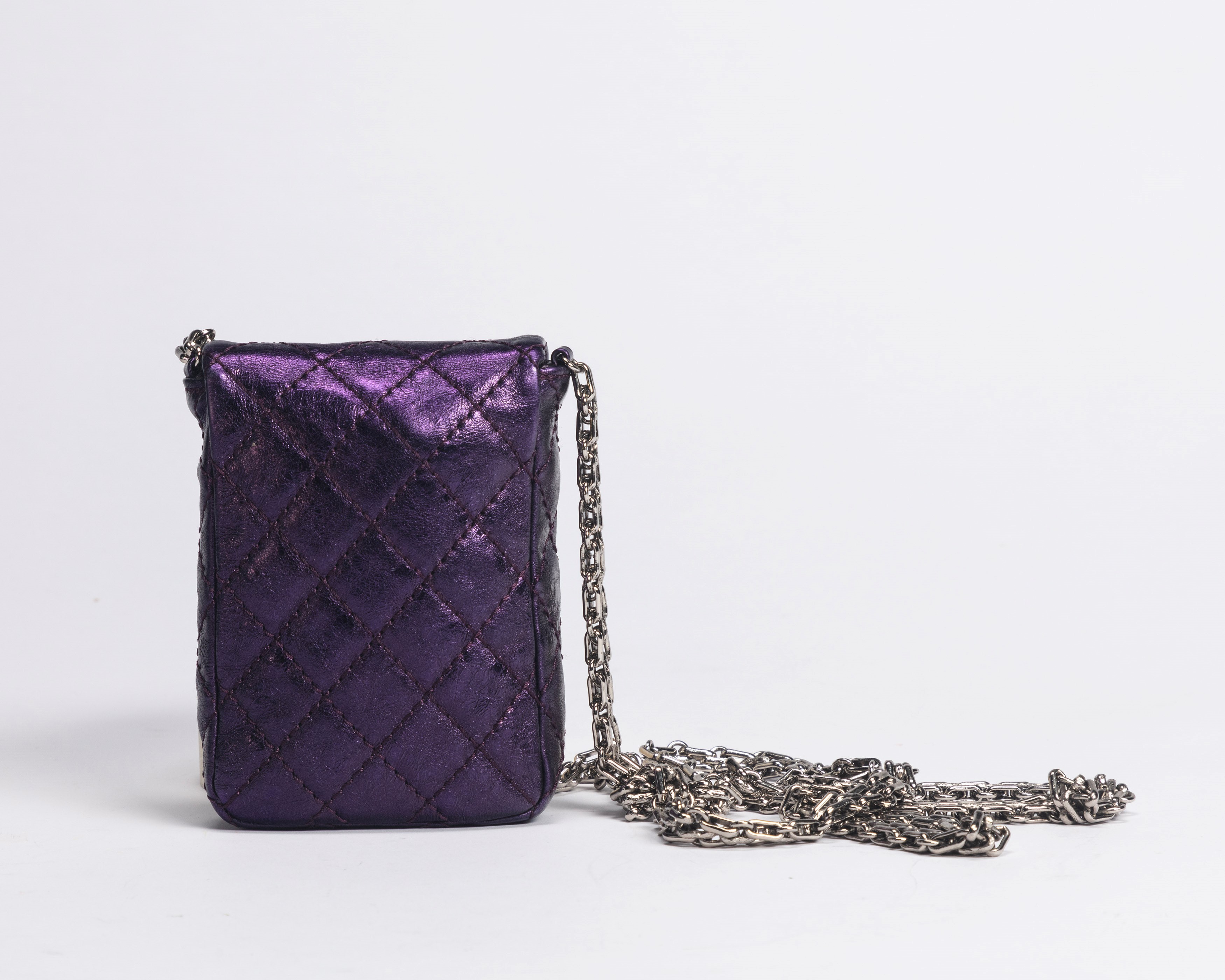 Chanel - Accessorio Moda, Porta Telefono in Pelle Viola Matelassé Metallizzata