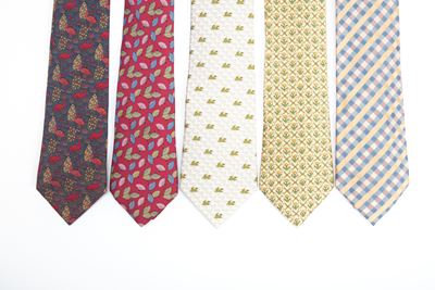 Set di 5 cravatte in seta con variopinti disegni e colori